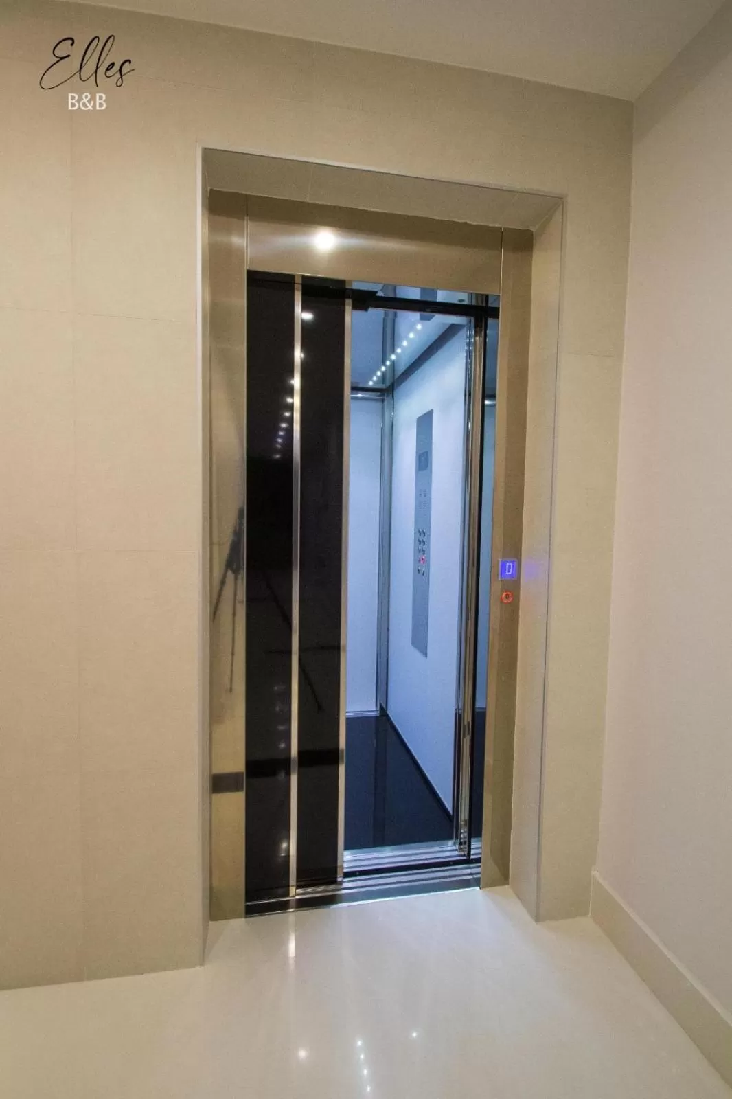 elevator in B&B Elles con parcheggio interno