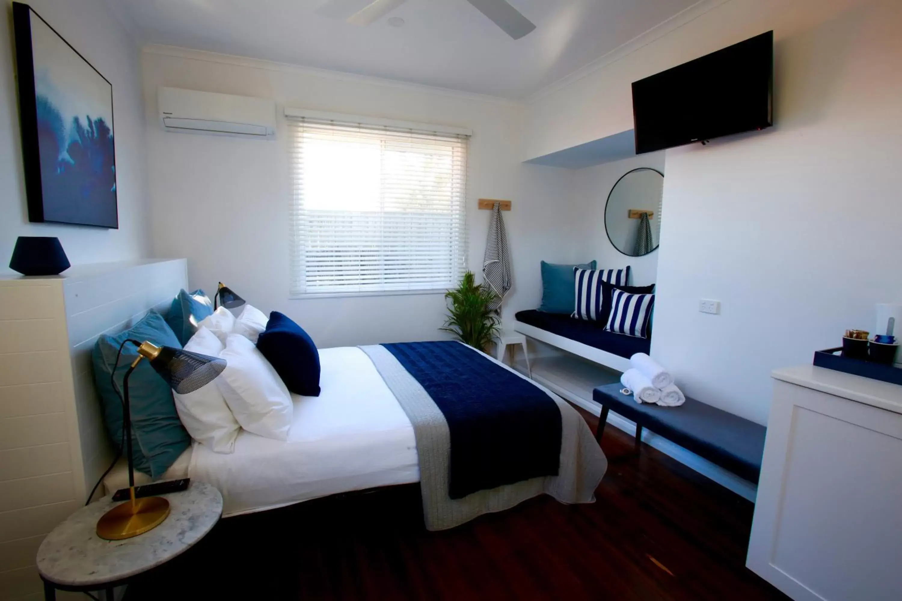 Queen Single Room with Private Bathroom in Tea Gardens Hotel Queen Single Room with Private Bathroom in Tea Gardens Hotel