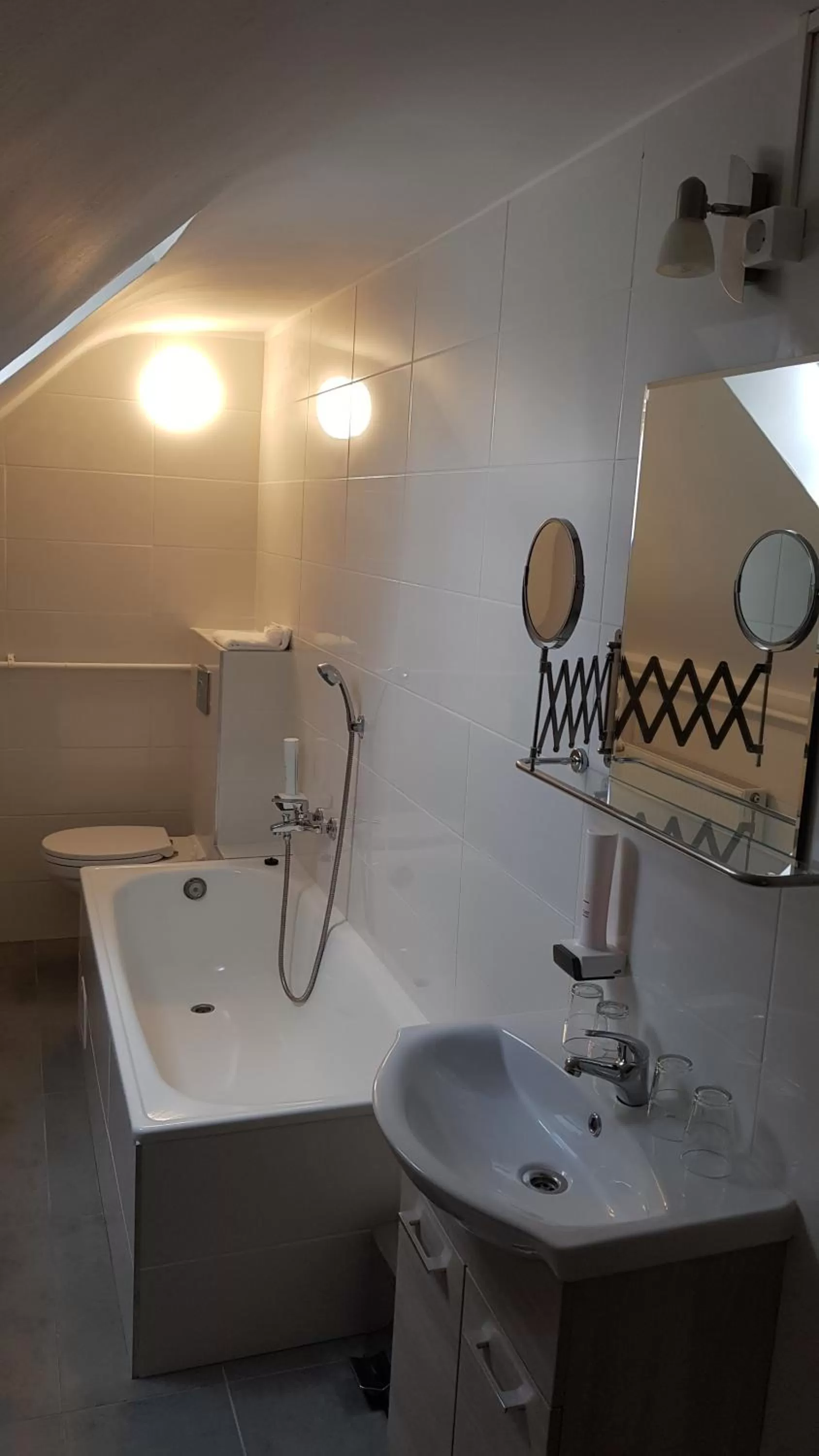 Bathroom in HBH Bajor Sörház Sólyomfészek Panzió