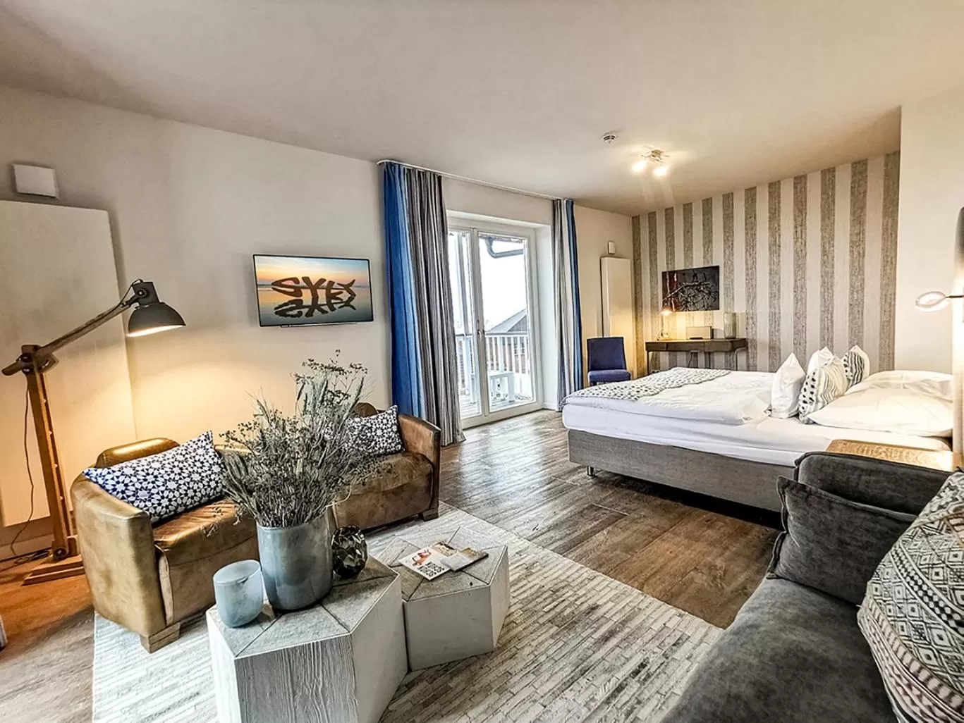 Photo of the whole room in Easy Living