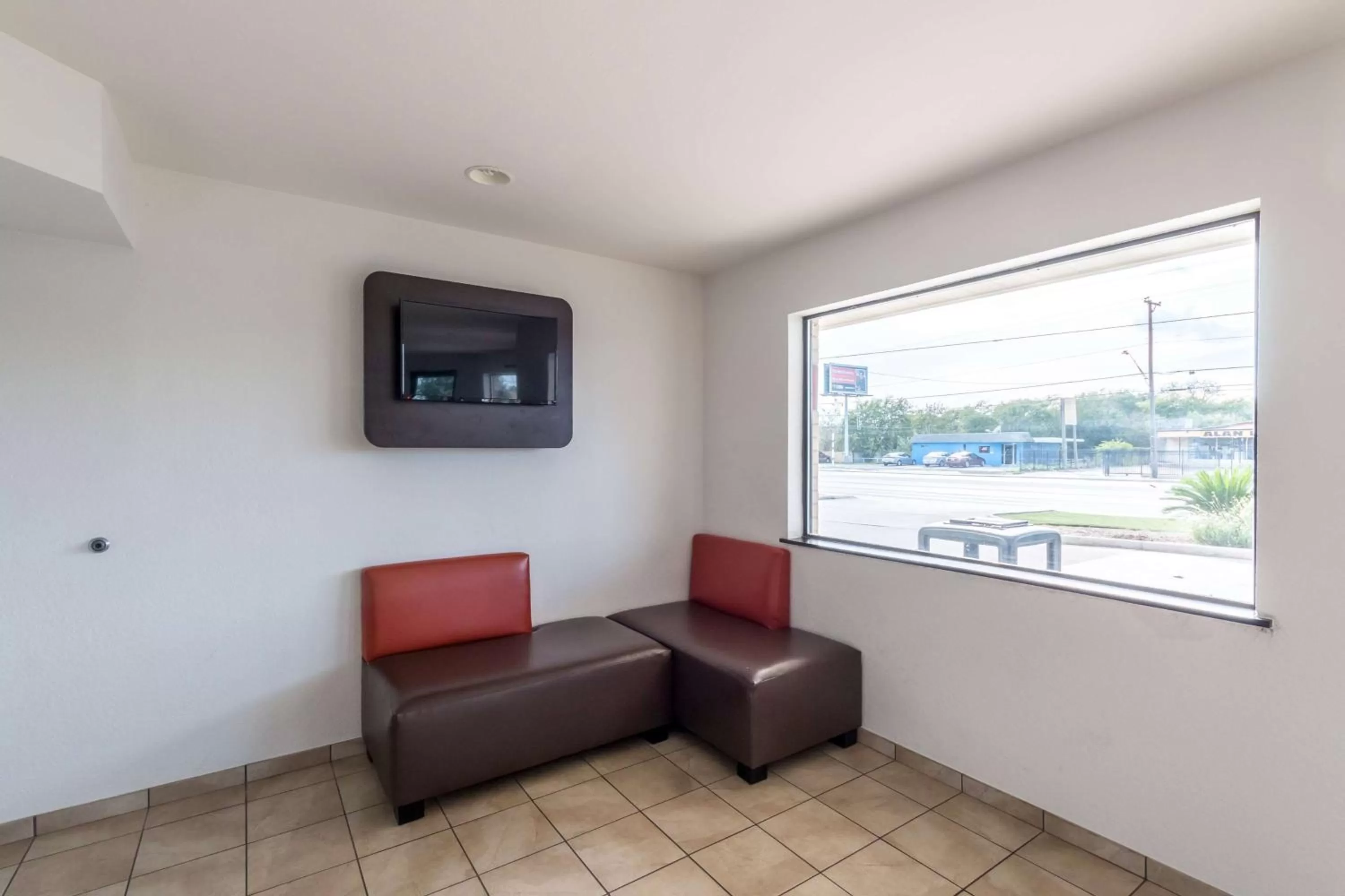 Communal lounge/ TV room in Motel 6-San Antonio, TX - South WW White Rd