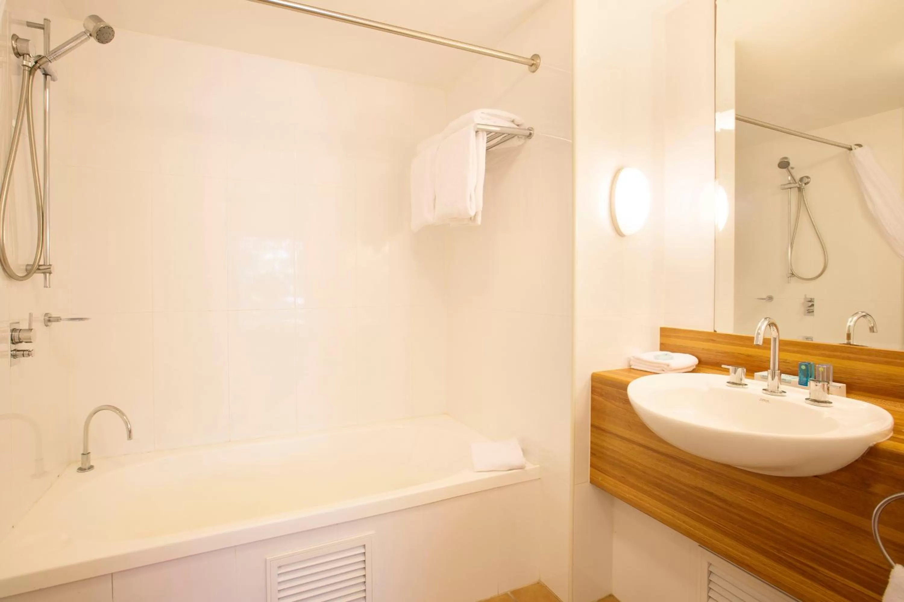 Shower in Novotel Sunshine Coast Resort