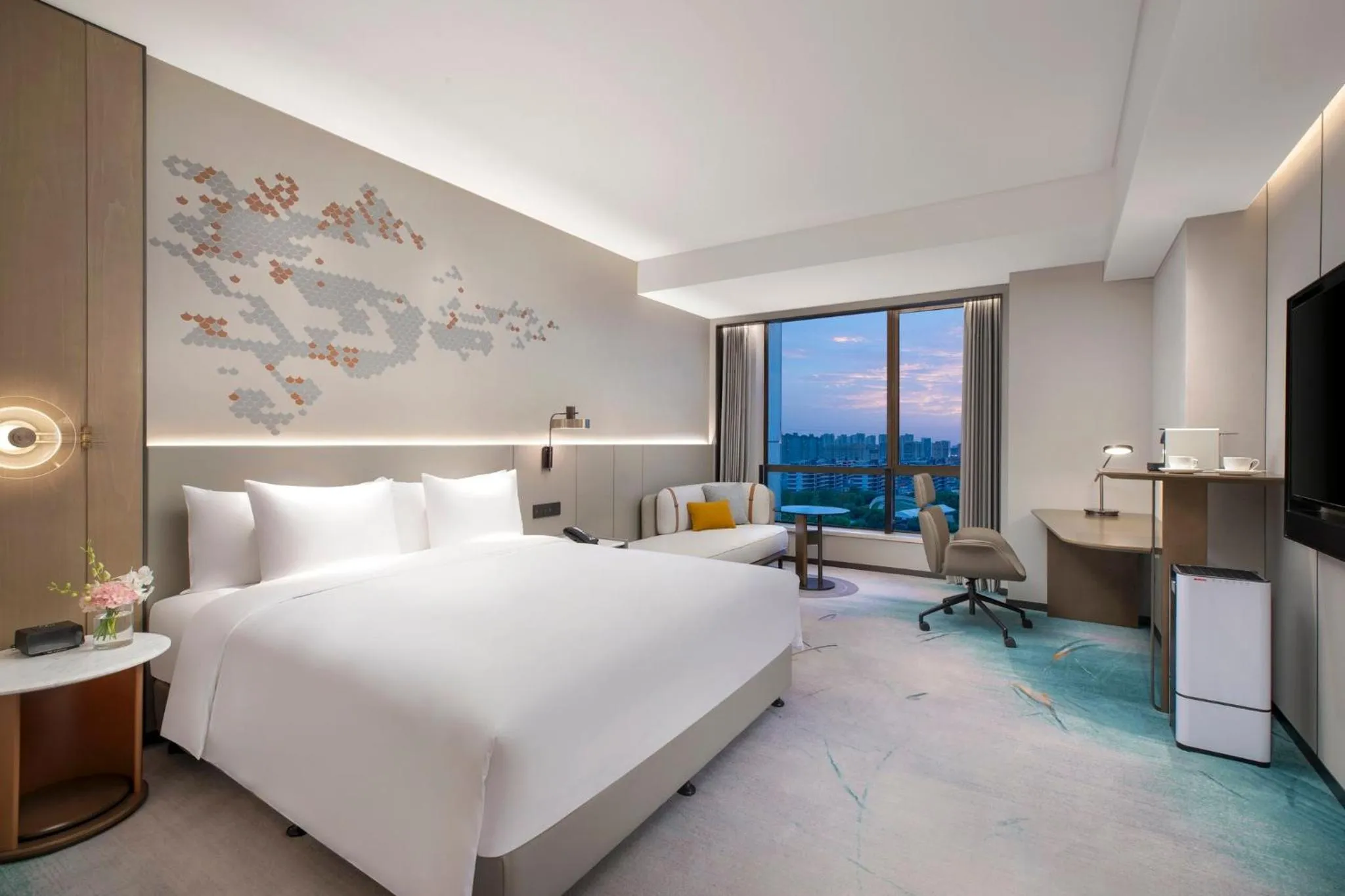 Photo of the whole room, Bed in Crowne Plaza Shanghai Jinxiu by IHG