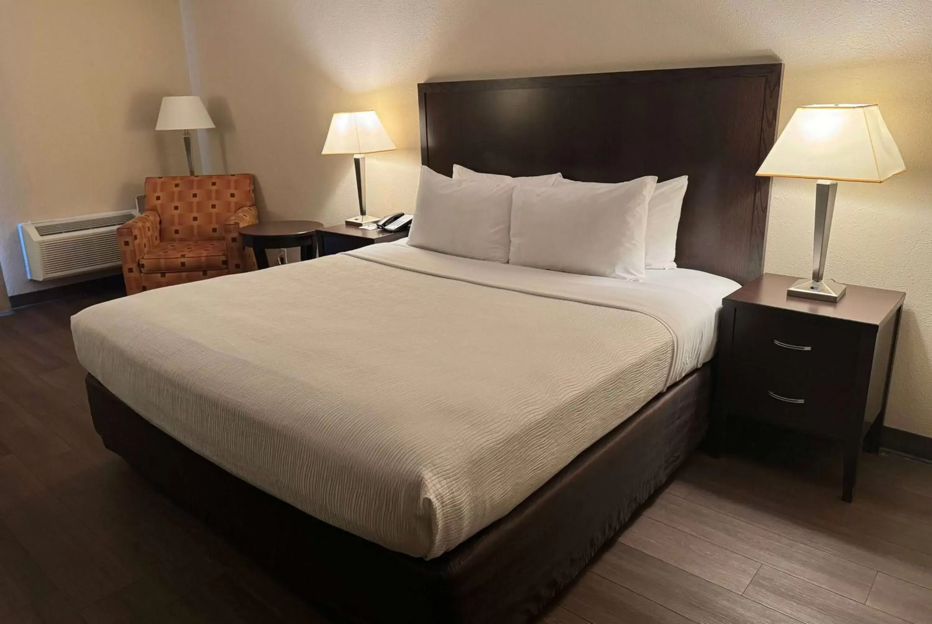 King Room with Roll-In Shower - Mobility/Hearing Access - Non-Smoking in Wingate by Wyndham Troy King Room with Roll-In Shower - Mobility/Hearing Access - Non-Smoking in Wingate by Wyndham Troy