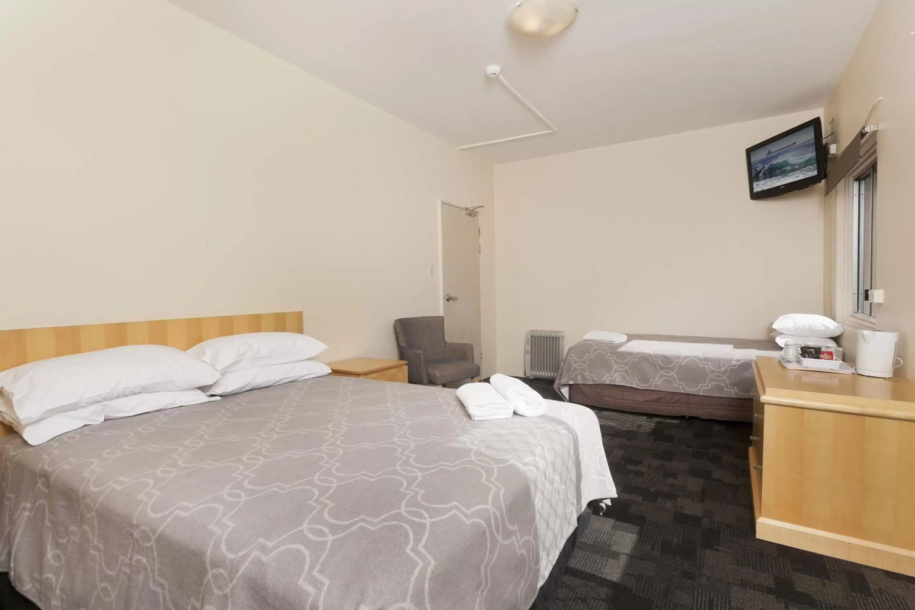 Twin Room with Shared Bathroom in Shortland Budget Accommodation Twin Room with Shared Bathroom in Shortland Budget Accommodation