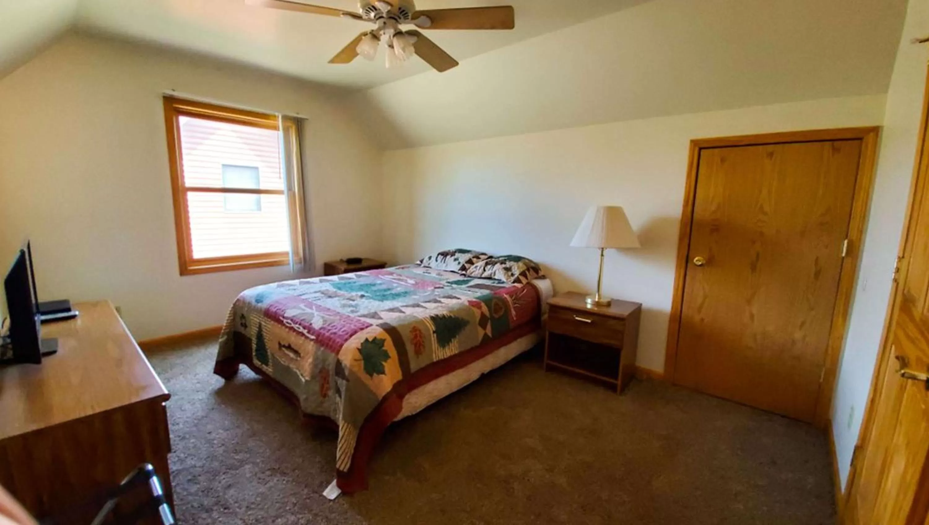 Photo of the whole room, Bed in Jasper Ridge Inn Ishpeming