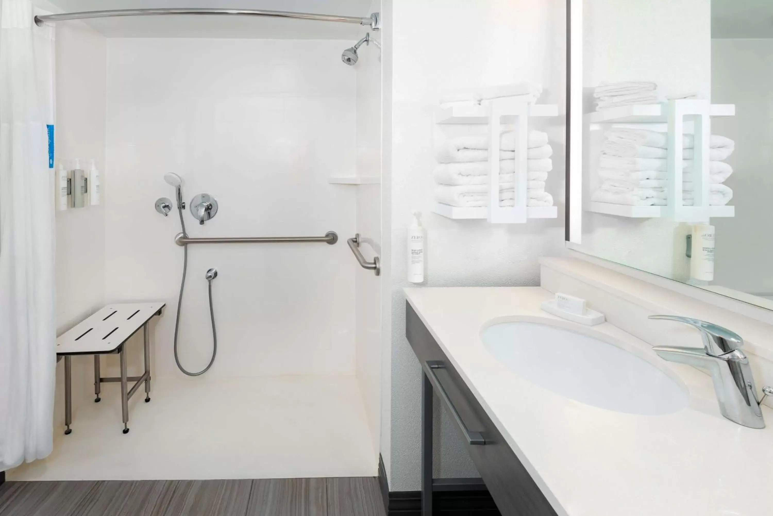 King Room with Roll-In Shower - Mobility and Hearing Access/Non-Smoking in Hampton Inn & Suites Country Club Plaza King Room with Roll-In Shower - Mobility and Hearing Access/Non-Smoking in Hampton Inn & Suites Country Club Plaza