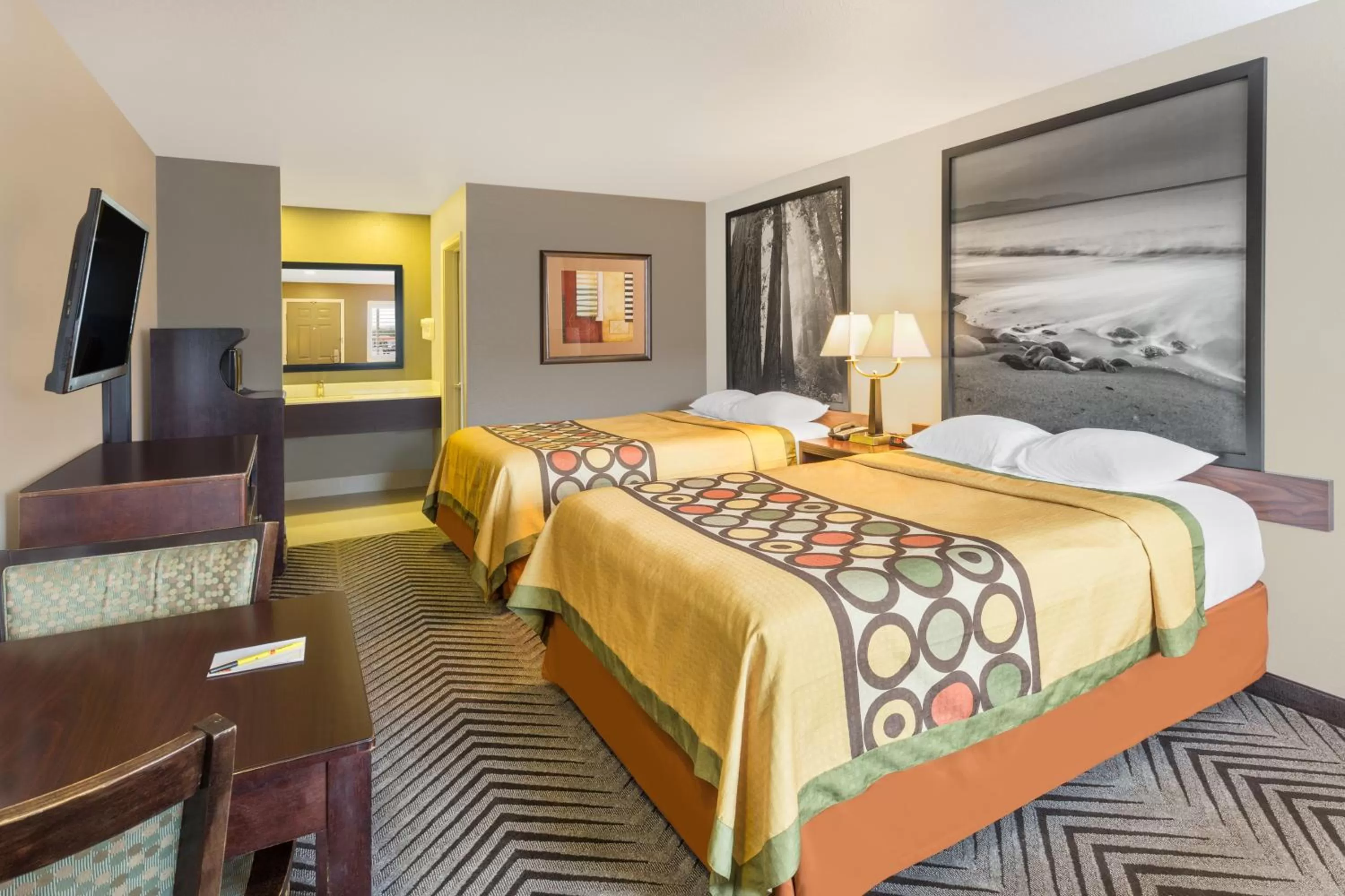 Photo of the whole room, Bed in Super 8 by Wyndham Fortuna