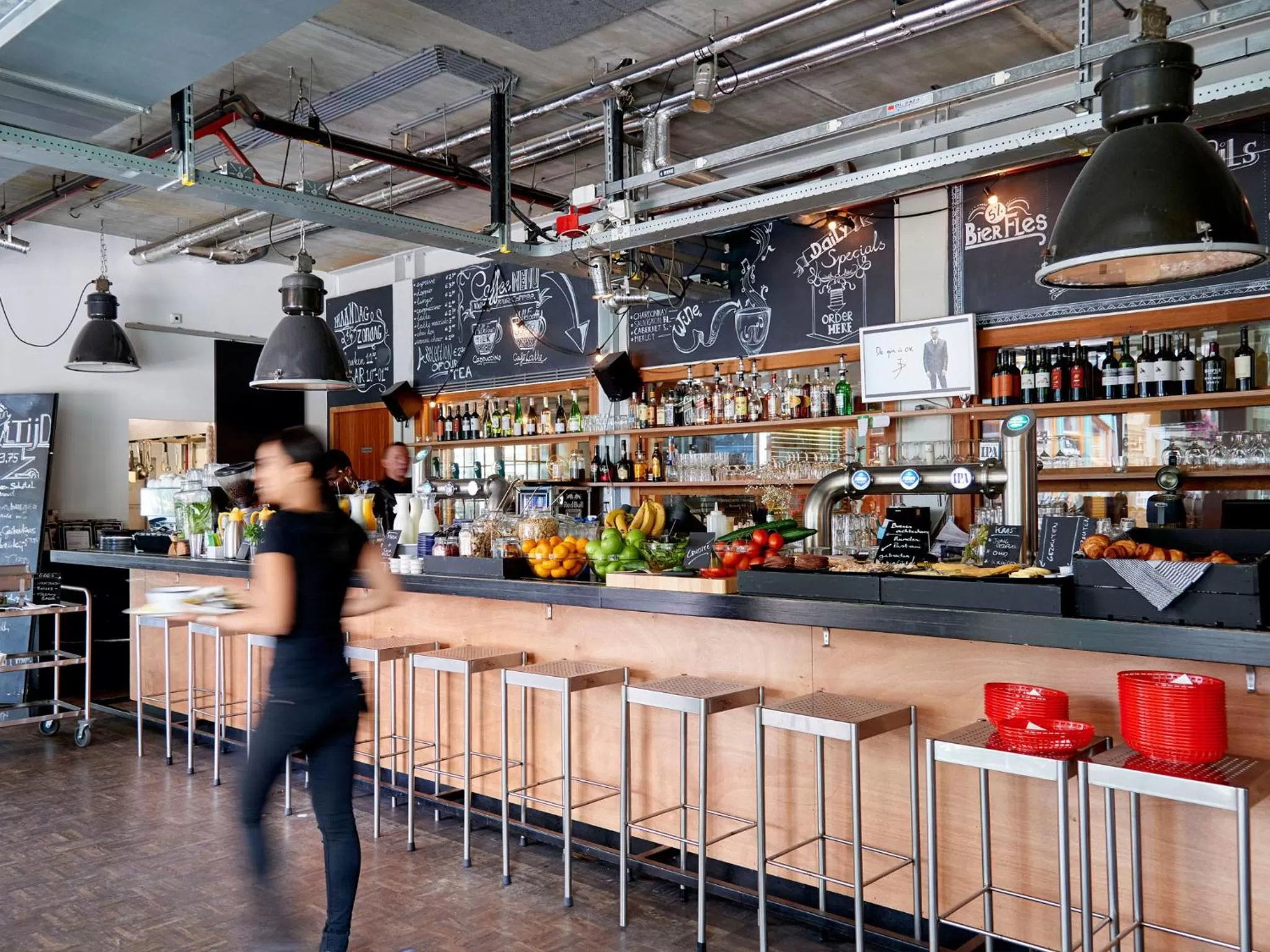 Restaurant/places to eat in Q-Factory Hotel