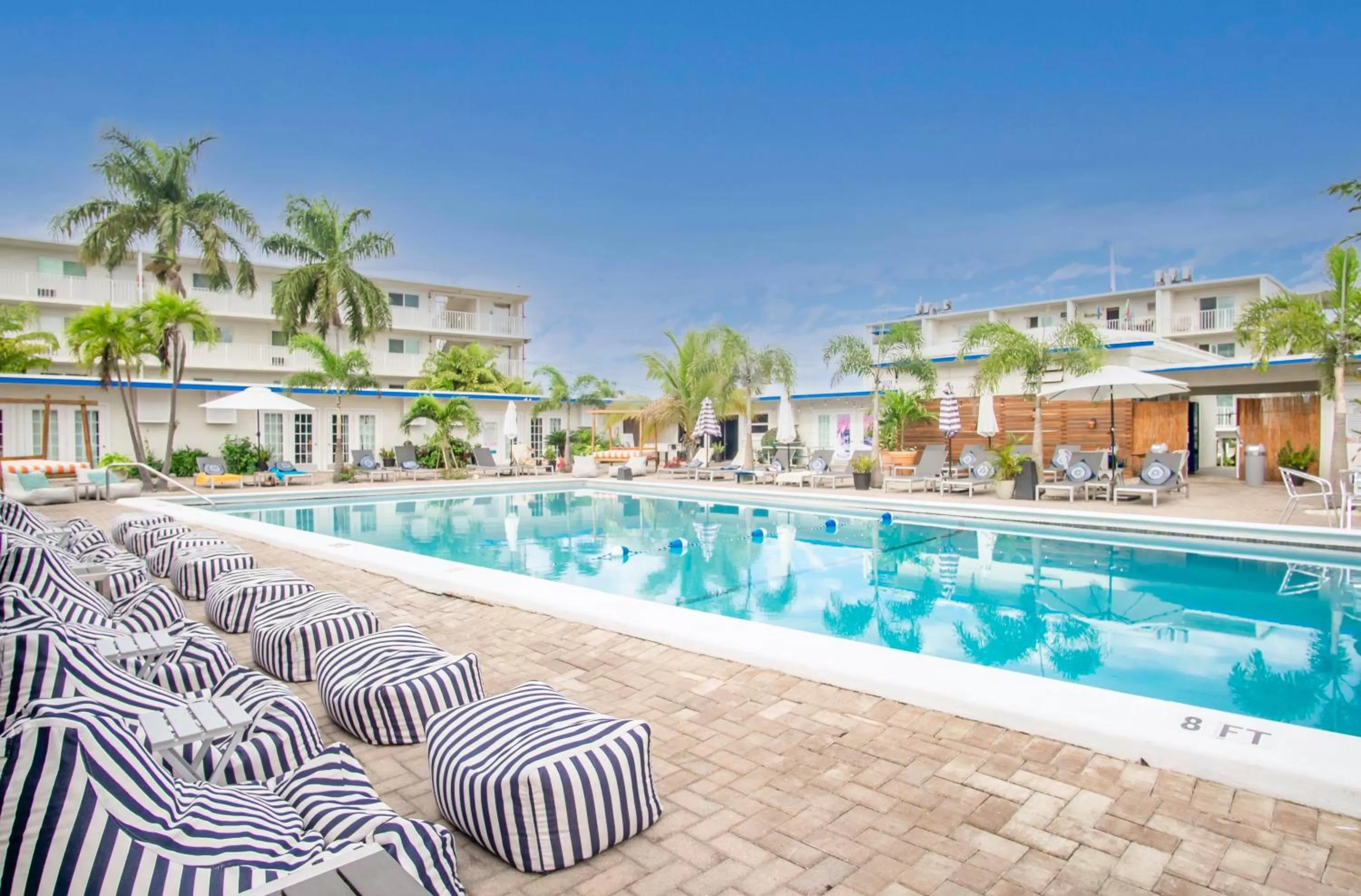 Swimming pool in Skipjack Resort & Marina