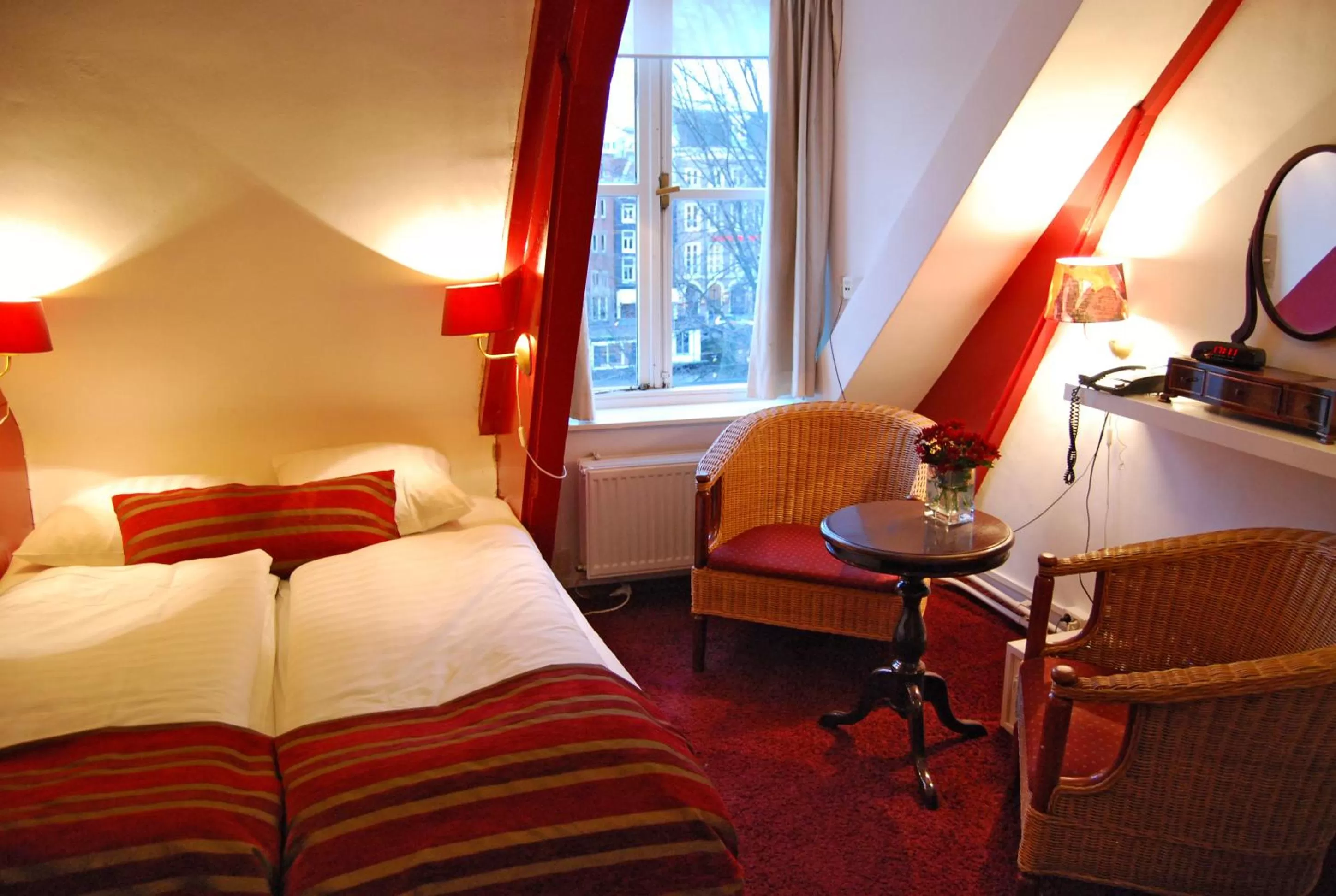 Photo of the whole room, Bed in Amsterdam House Hotel