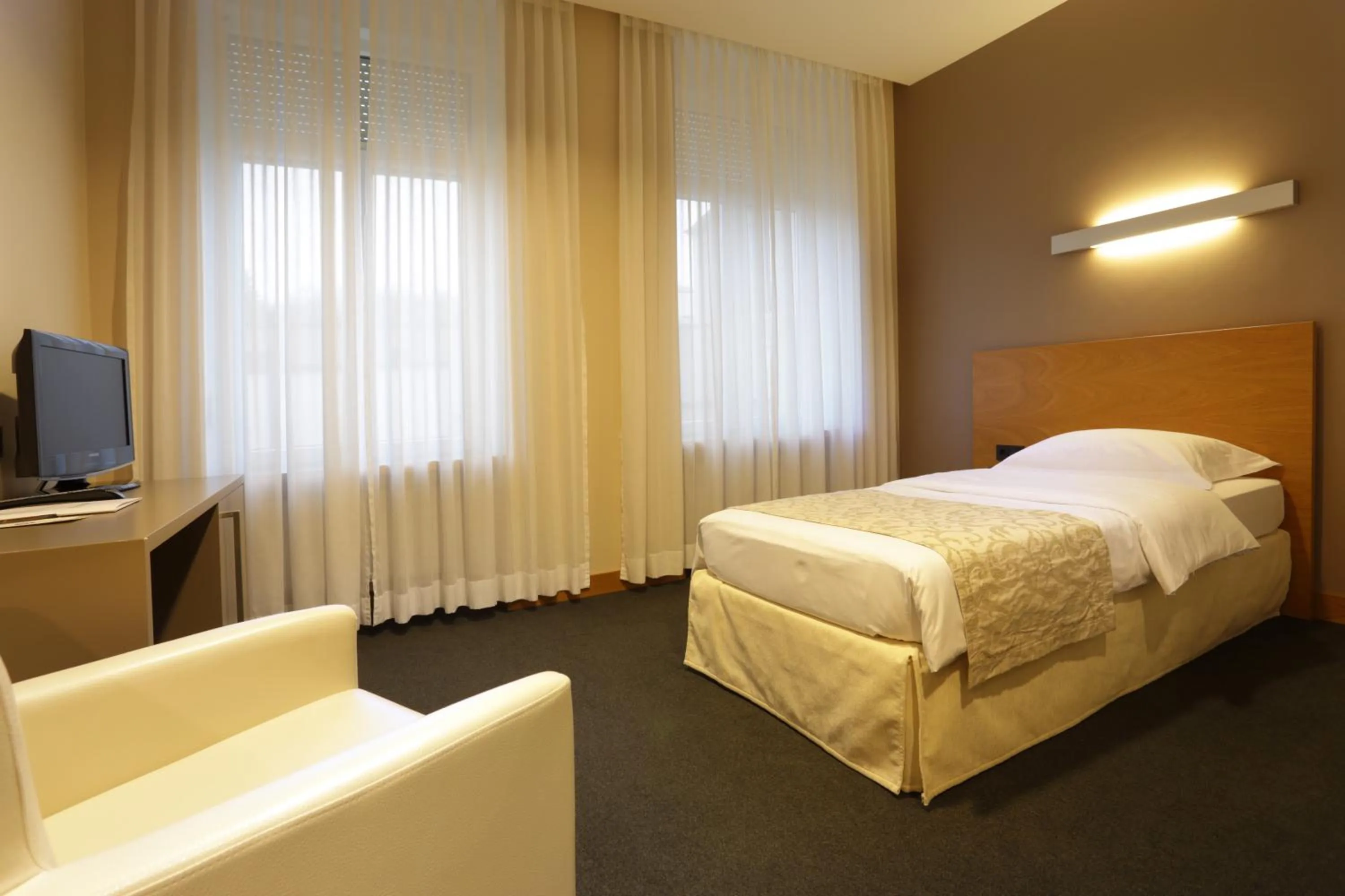 Bedroom, Bed in Hotel-Résidence Am Klouschter