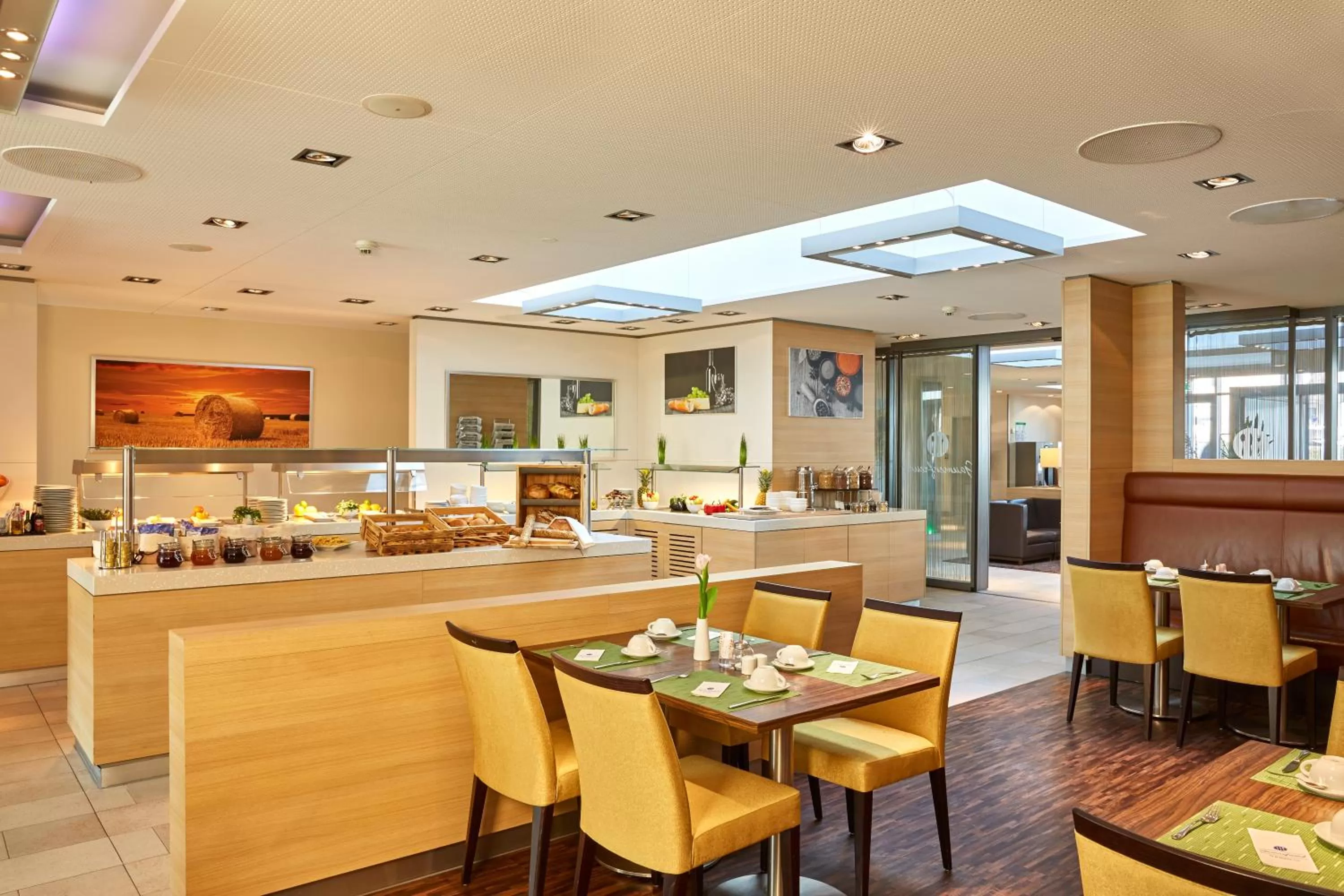 Restaurant/places to eat in H+ Hotel Zürich