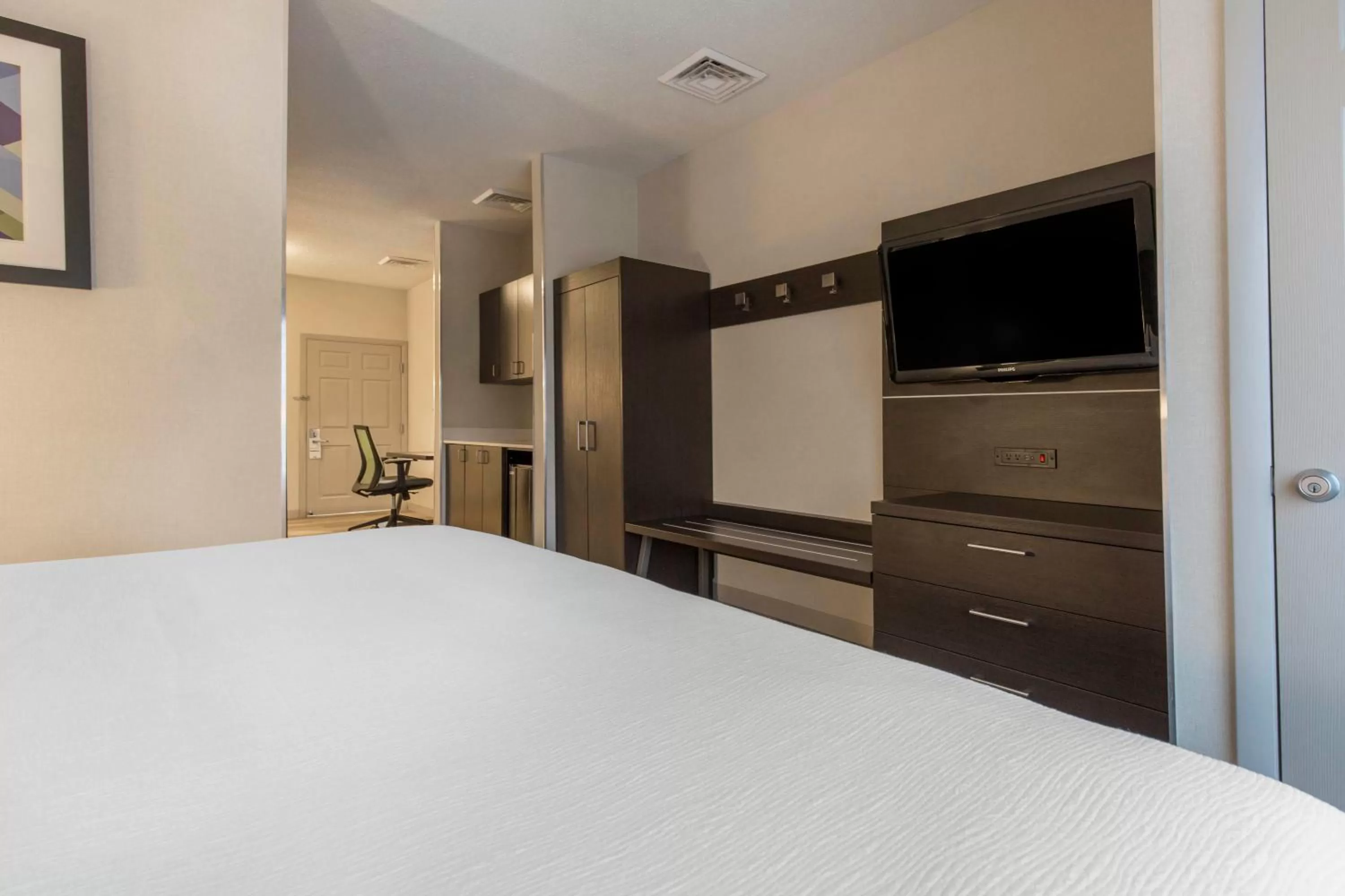 Photo of the whole room, Bed in Holiday Inn Express & Suites Chicago West - St Charles by IHG