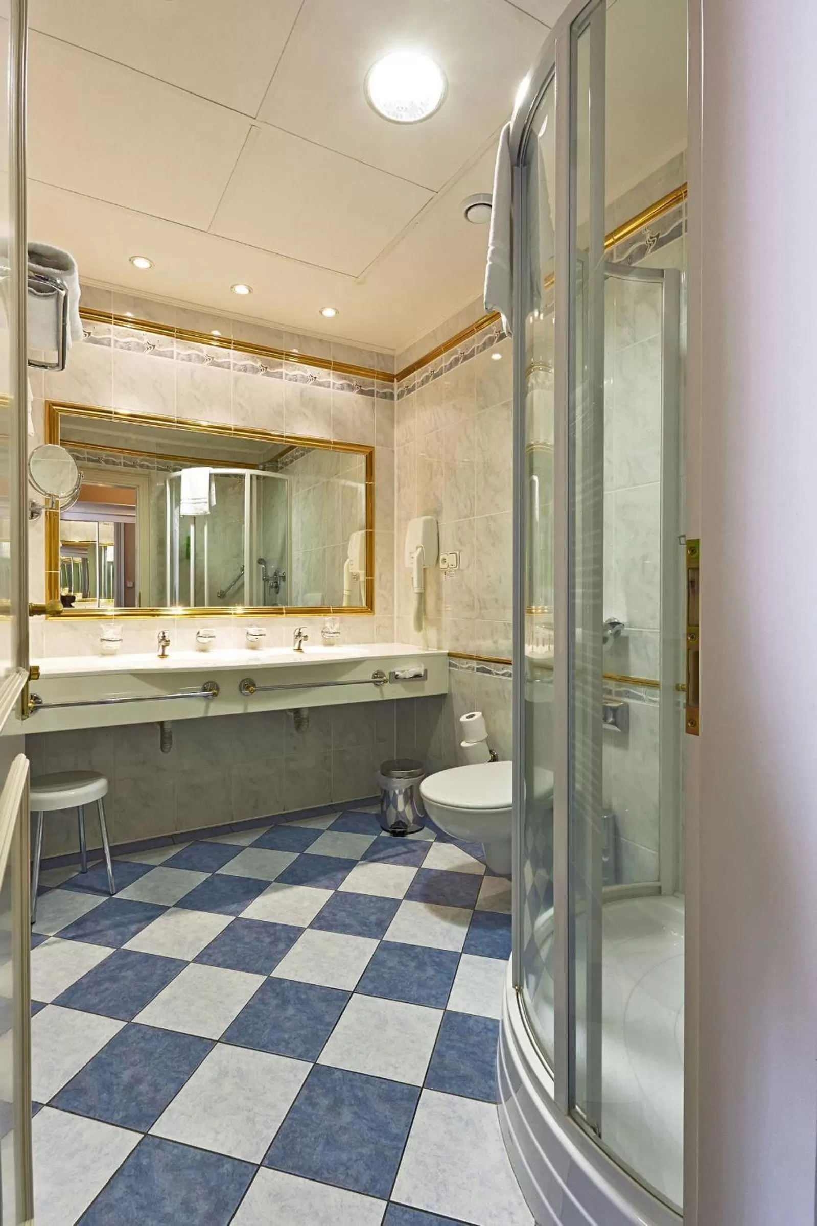 Shower in Ensana Hotel Pacifik