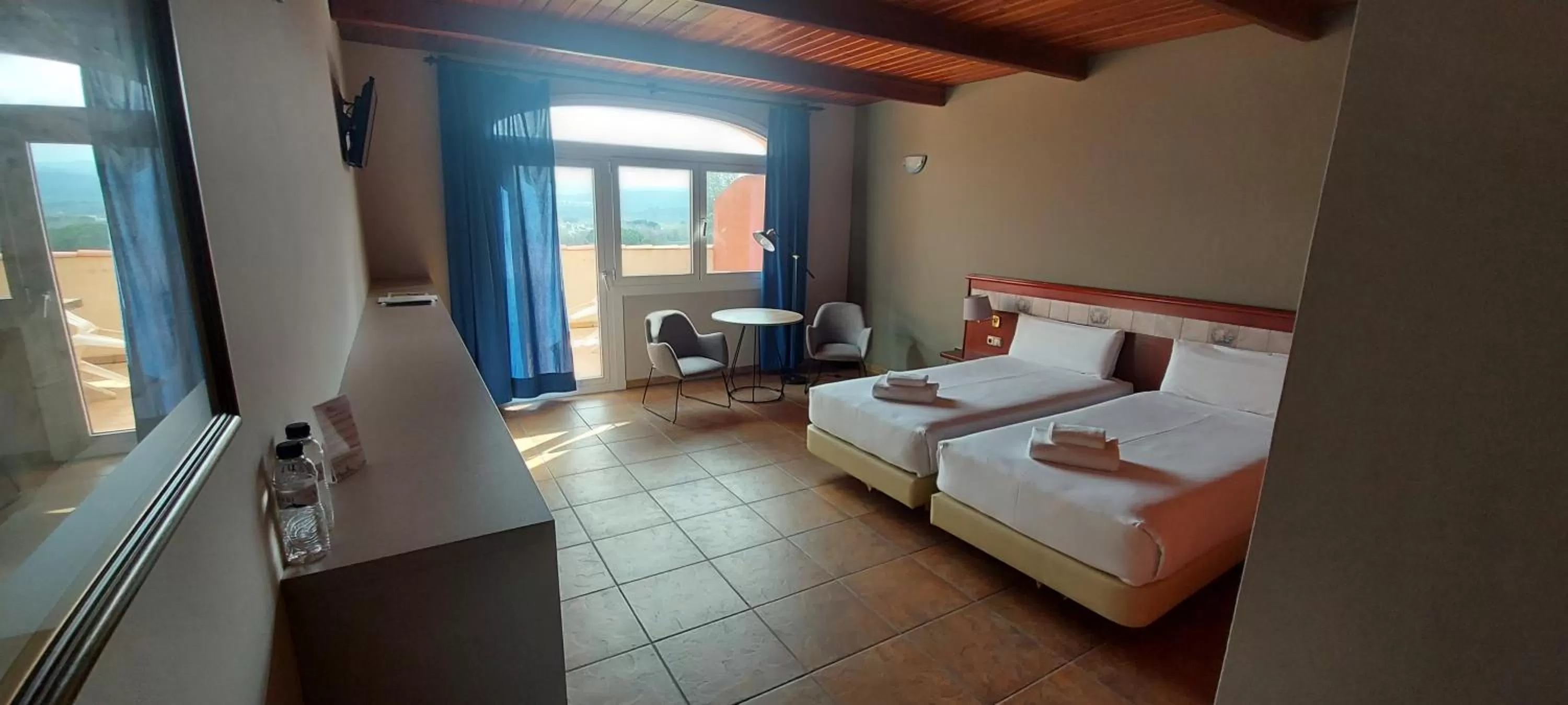 Photo of the whole room, Bed in Mas de la Sala