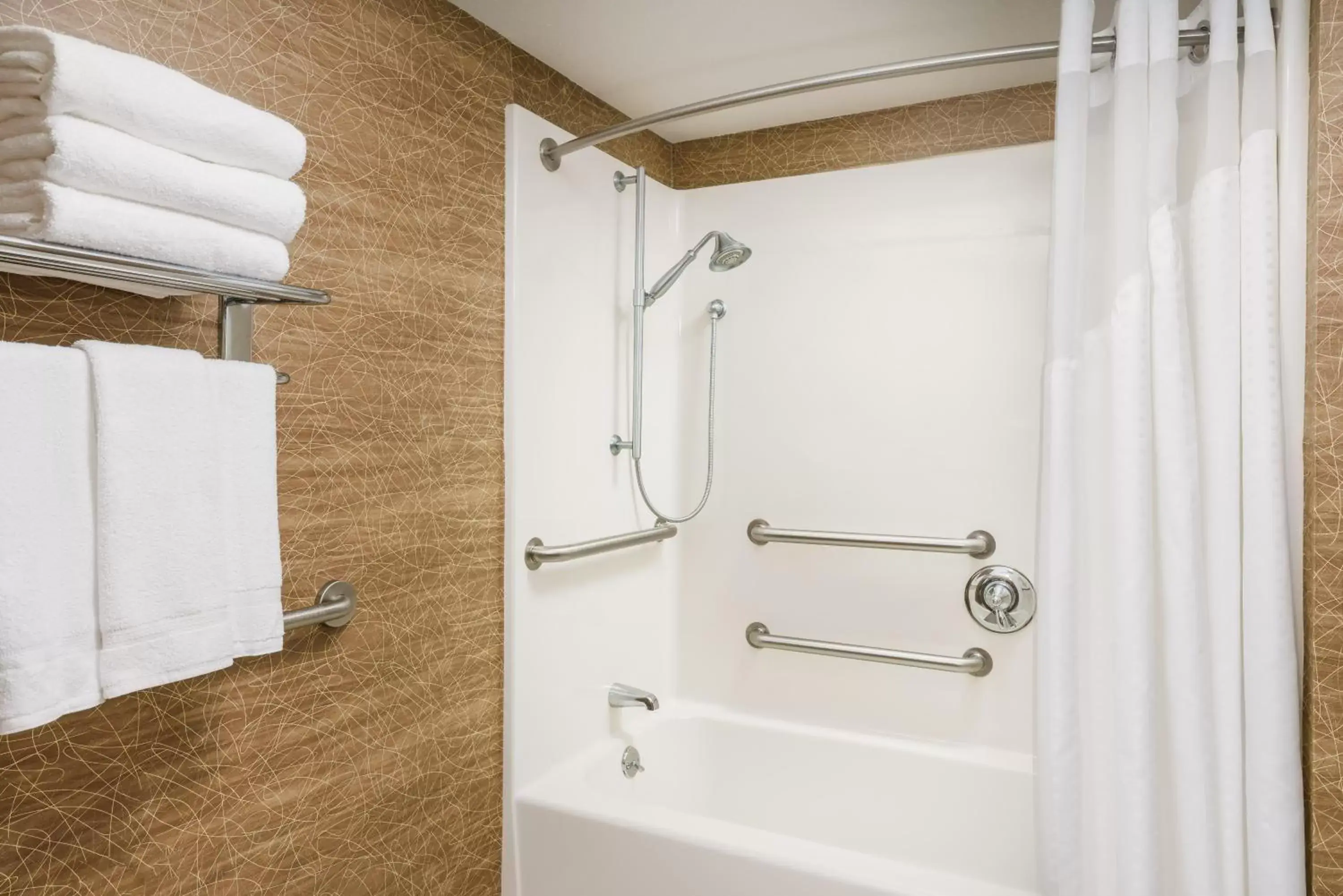 Two Bed Deluxe with Tub - Hearing Accessible Non Smoking in Holiday Inn Express Boston Brockton, an IHG Hotel Two Bed Deluxe with Tub - Hearing Accessible Non Smoking in Holiday Inn Express Boston Brockton, an IHG Hotel