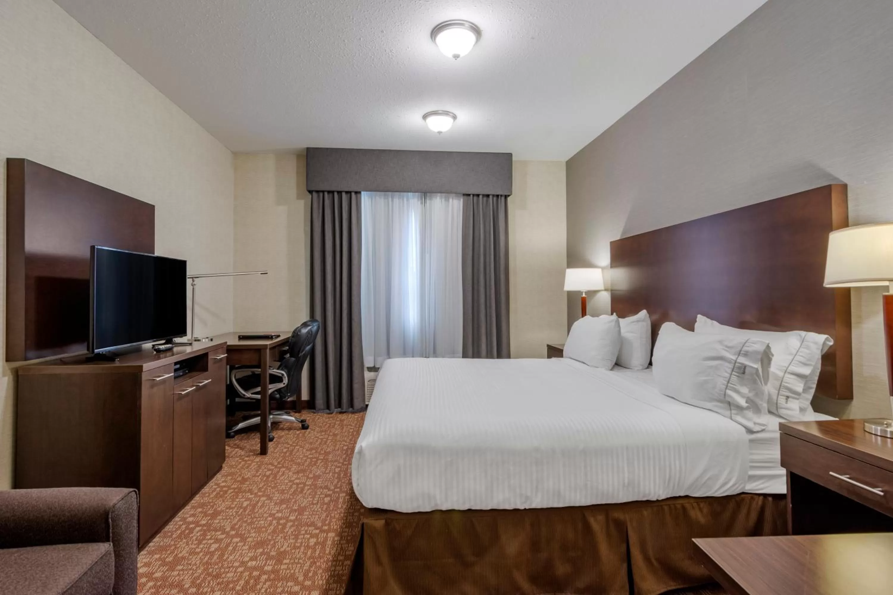 Photo of the whole room, Bed in Devonian Hotel and Suites