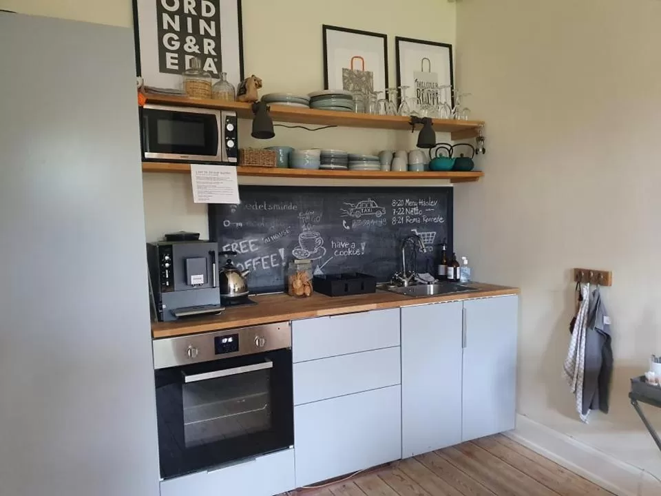 Coffee/tea facilities, Kitchen/Kitchenette in Edelsminde Bed & Breakfast