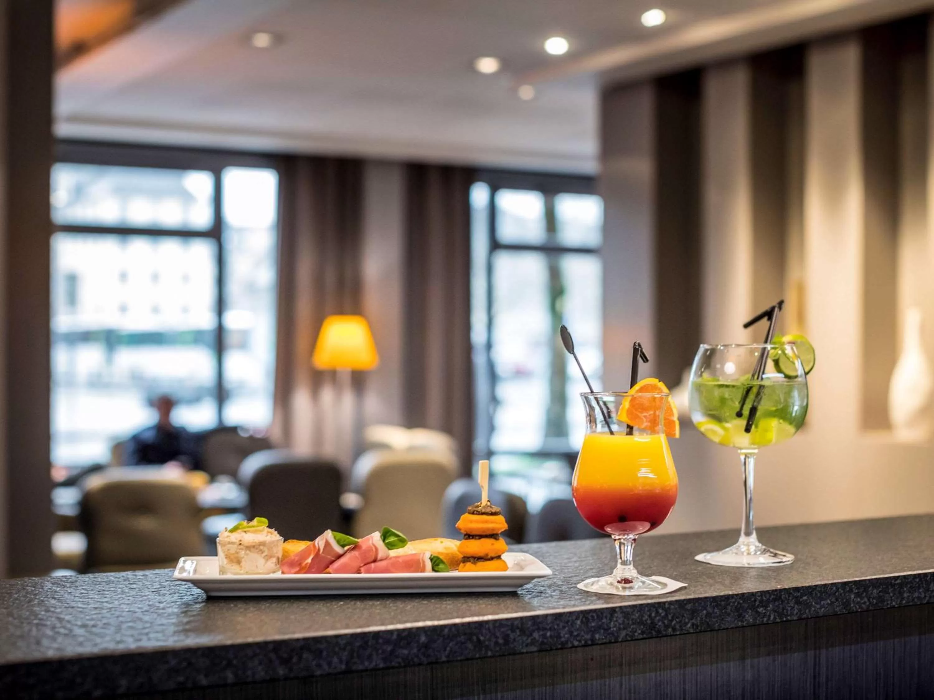 Lounge or bar in Mercure Caen Centre Port De Plaisance