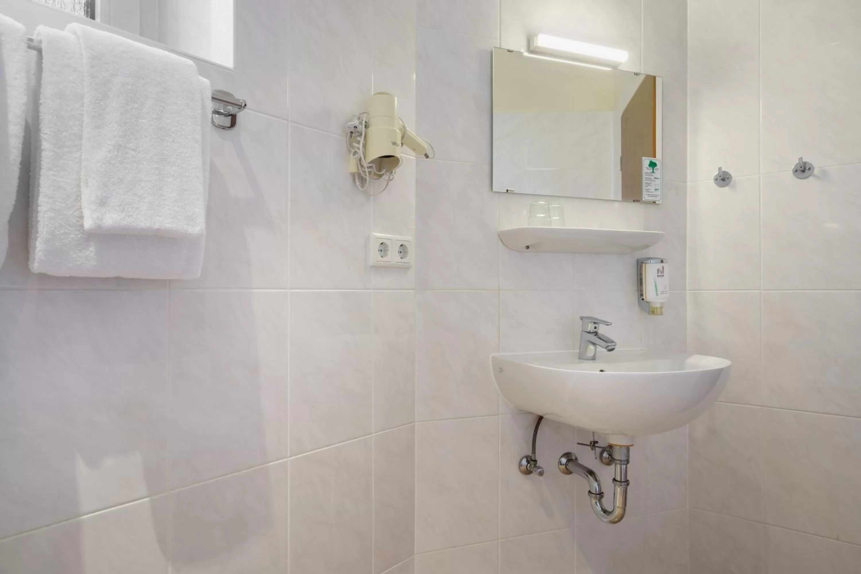 Bathroom in Hotel Continental Hamburg Hauptbahnhof