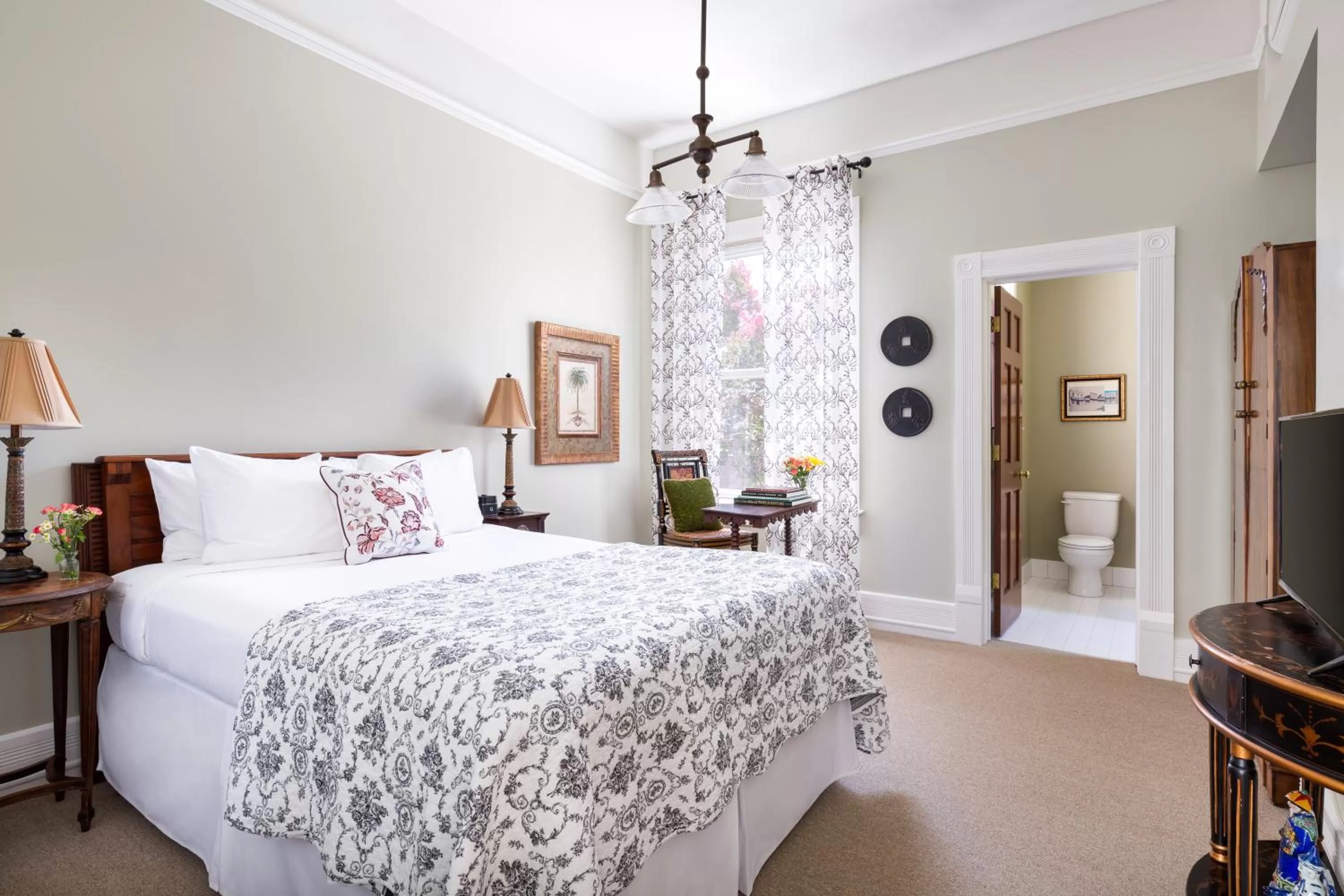 Bed in Garden Street Inn Downtown San Luis Obispo, A Kirkwood Collection Hotel