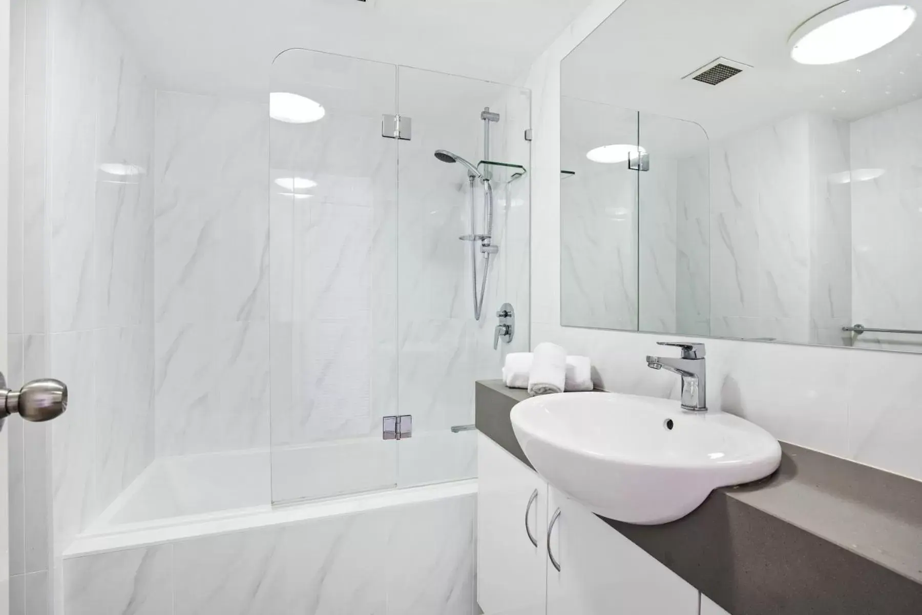 Two-Bedroom Deluxe Apartment with Air-Conditioning in Kirra Palms Holiday Apartments Two-Bedroom Deluxe Apartment with Air-Conditioning in Kirra Palms Holiday Apartments