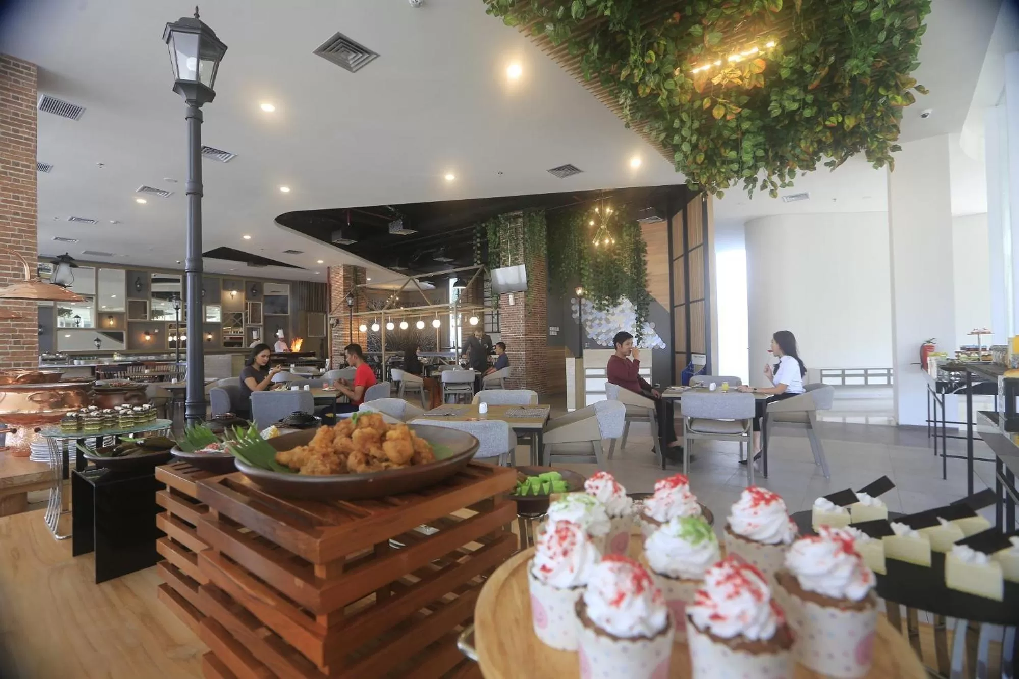 Restaurant/places to eat in Luminor Hotel Purwokerto By WH