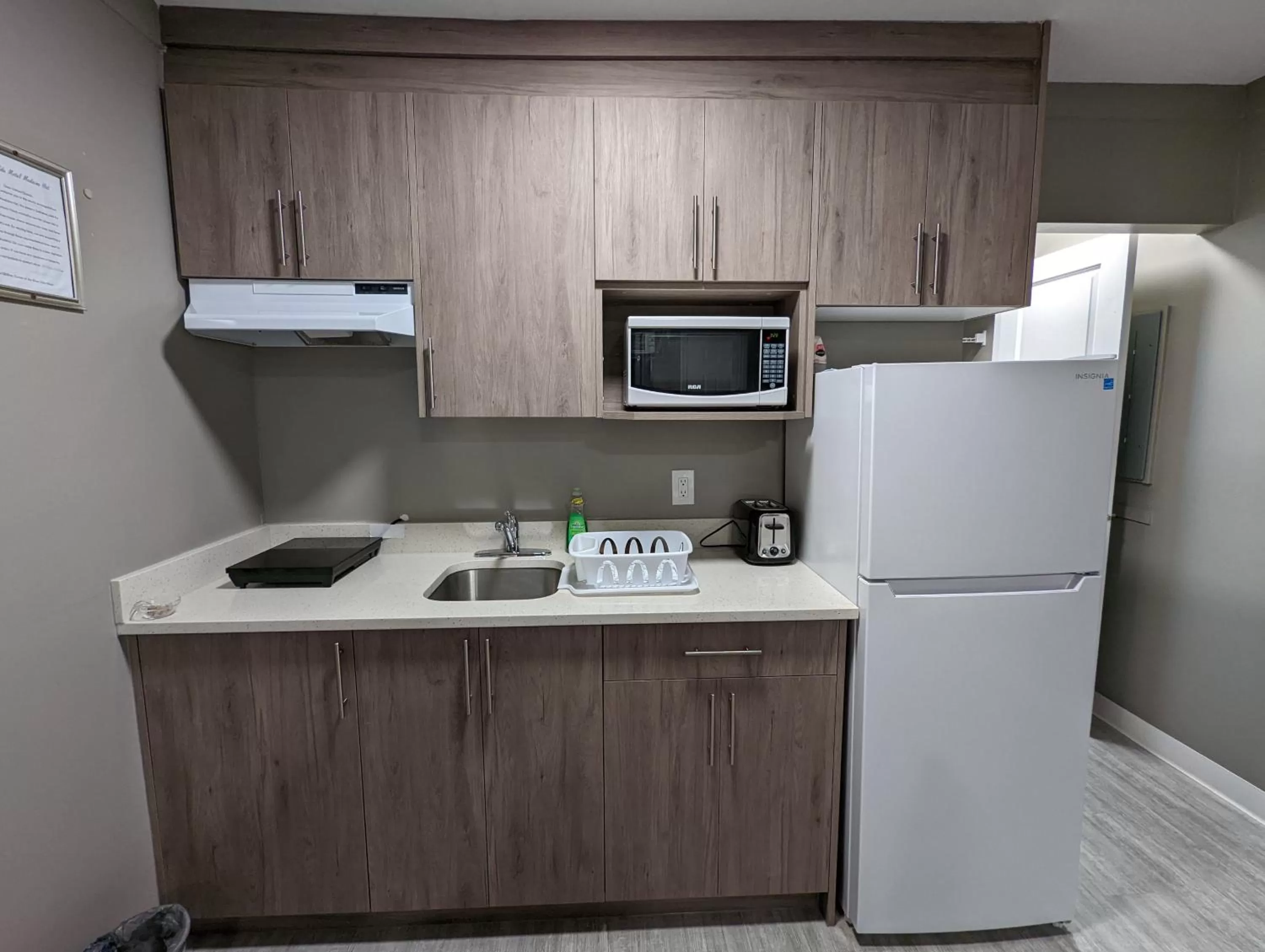 Kitchen or kitchenette in Riverside Motel & Suites