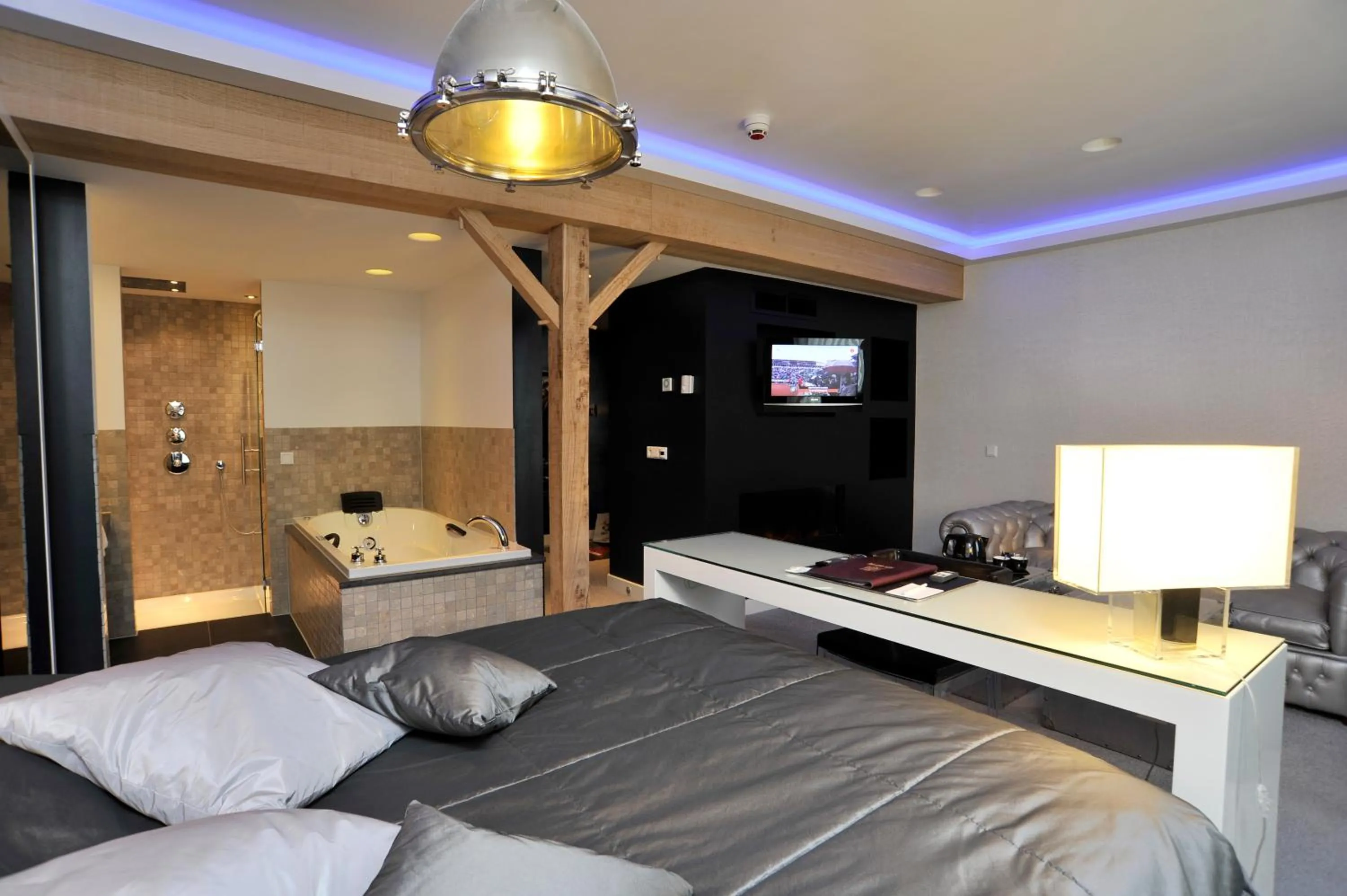 Bed in Golden Tulip West Ende