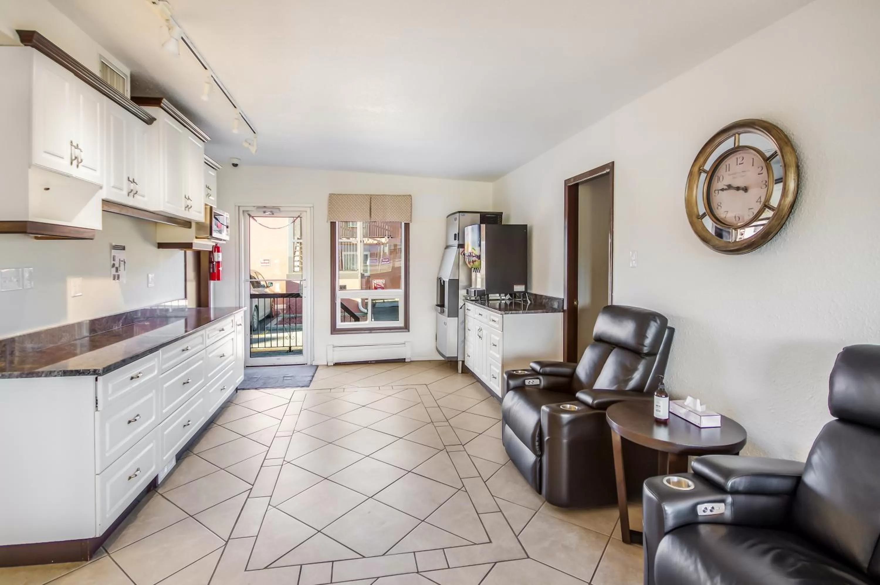 Lobby or reception in Motel 6-Lethbridge, AB