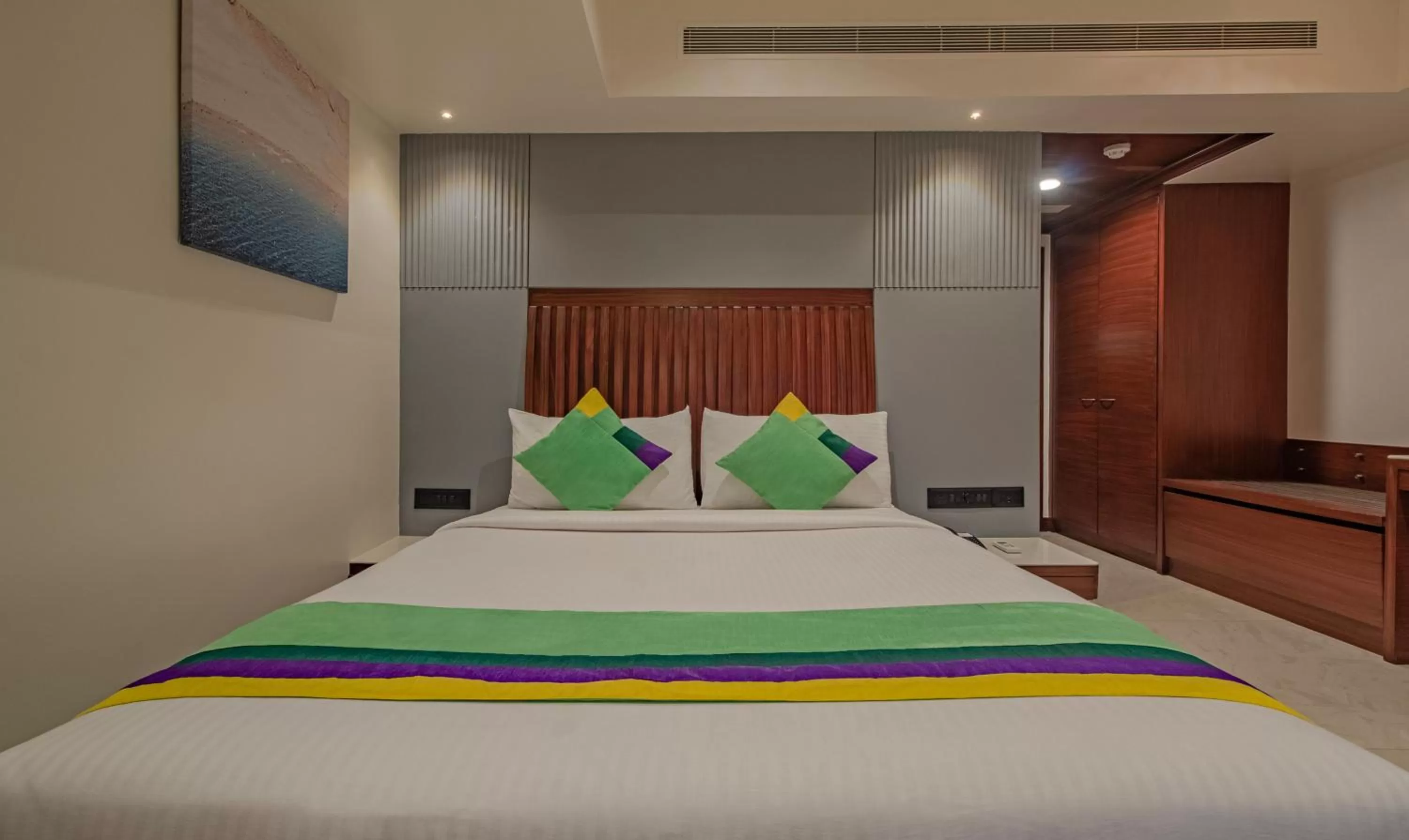 Bedroom, Bed in Treebo Regency - Bund Garden, Dhole Patil Road