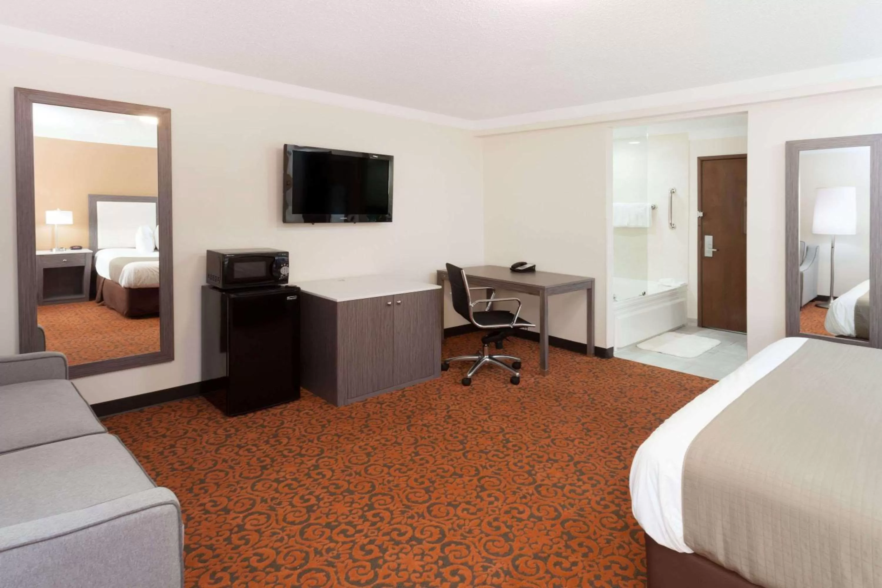 Photo of the whole room, Bed in Baymont by Wyndham Chicago/Alsip