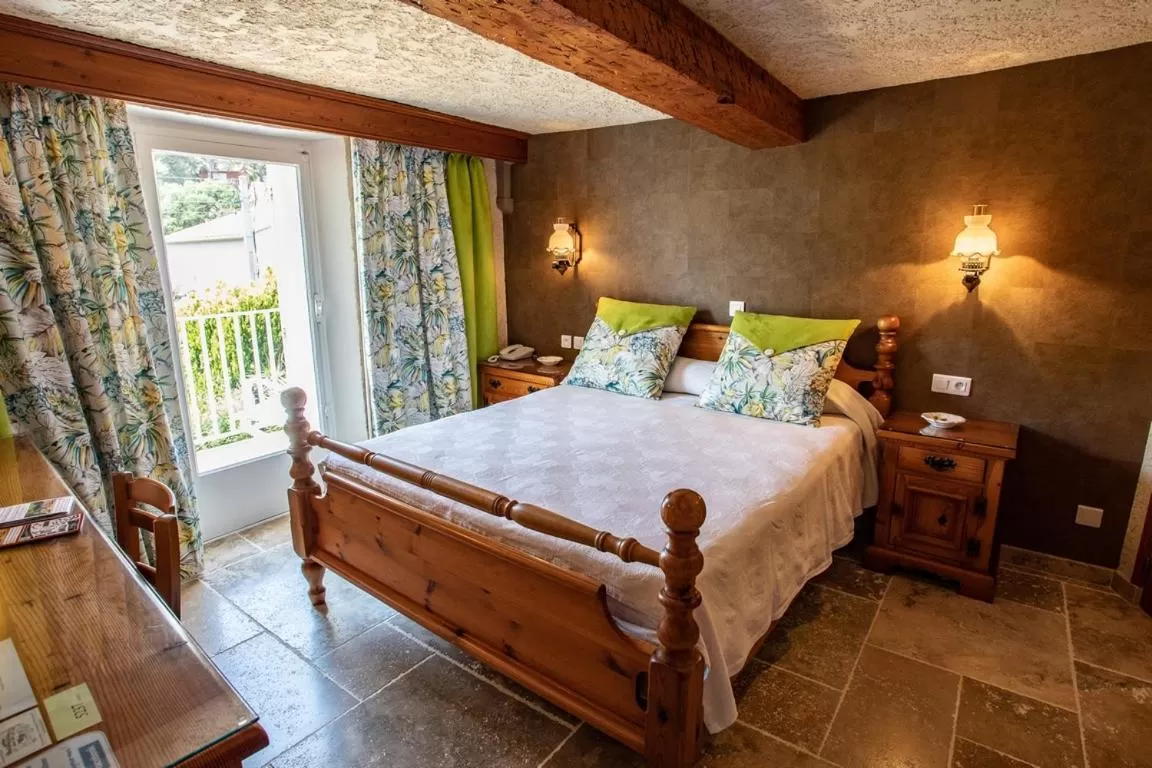 Bed in L' Escapade Hôtel & Restaurant