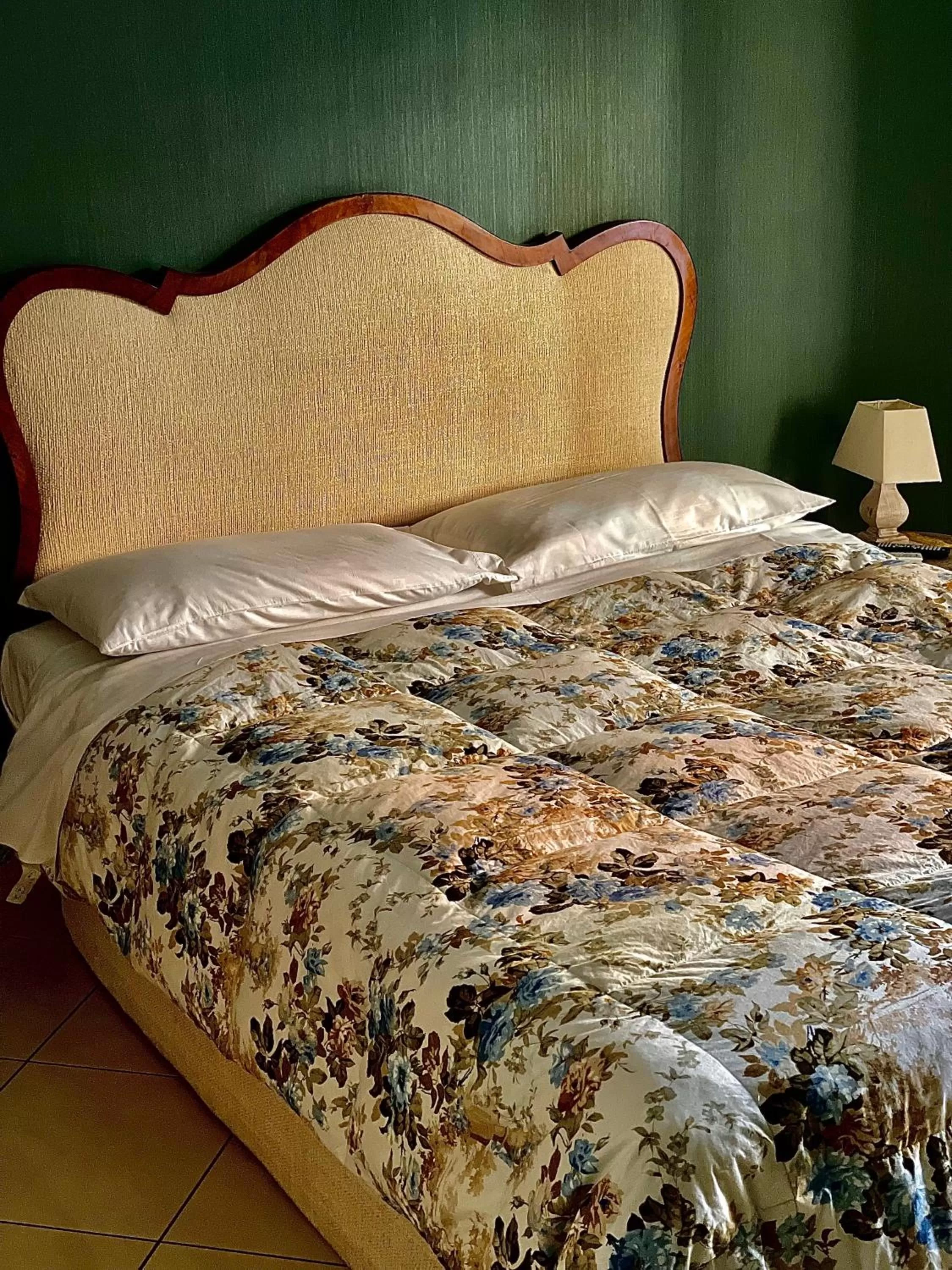 Bed in Medina Central