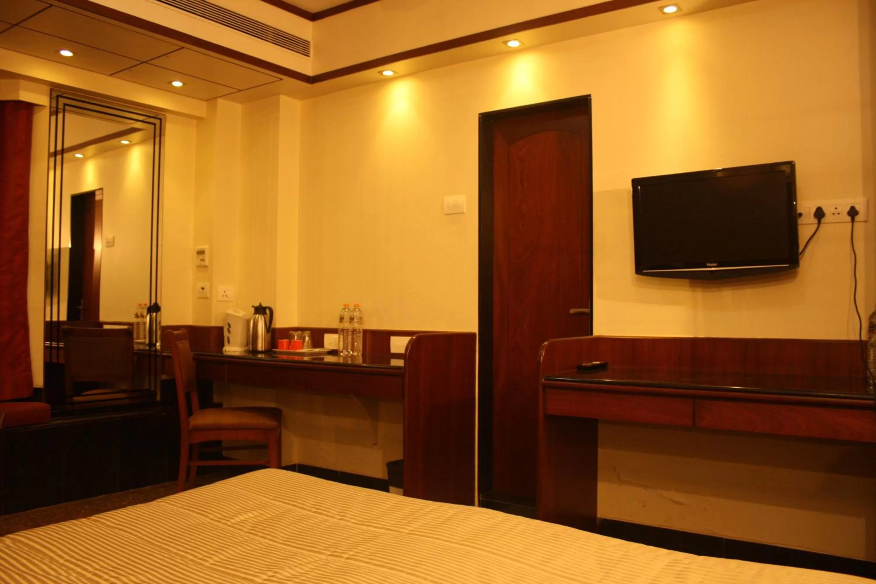 Bed in Hotel Karl Residency