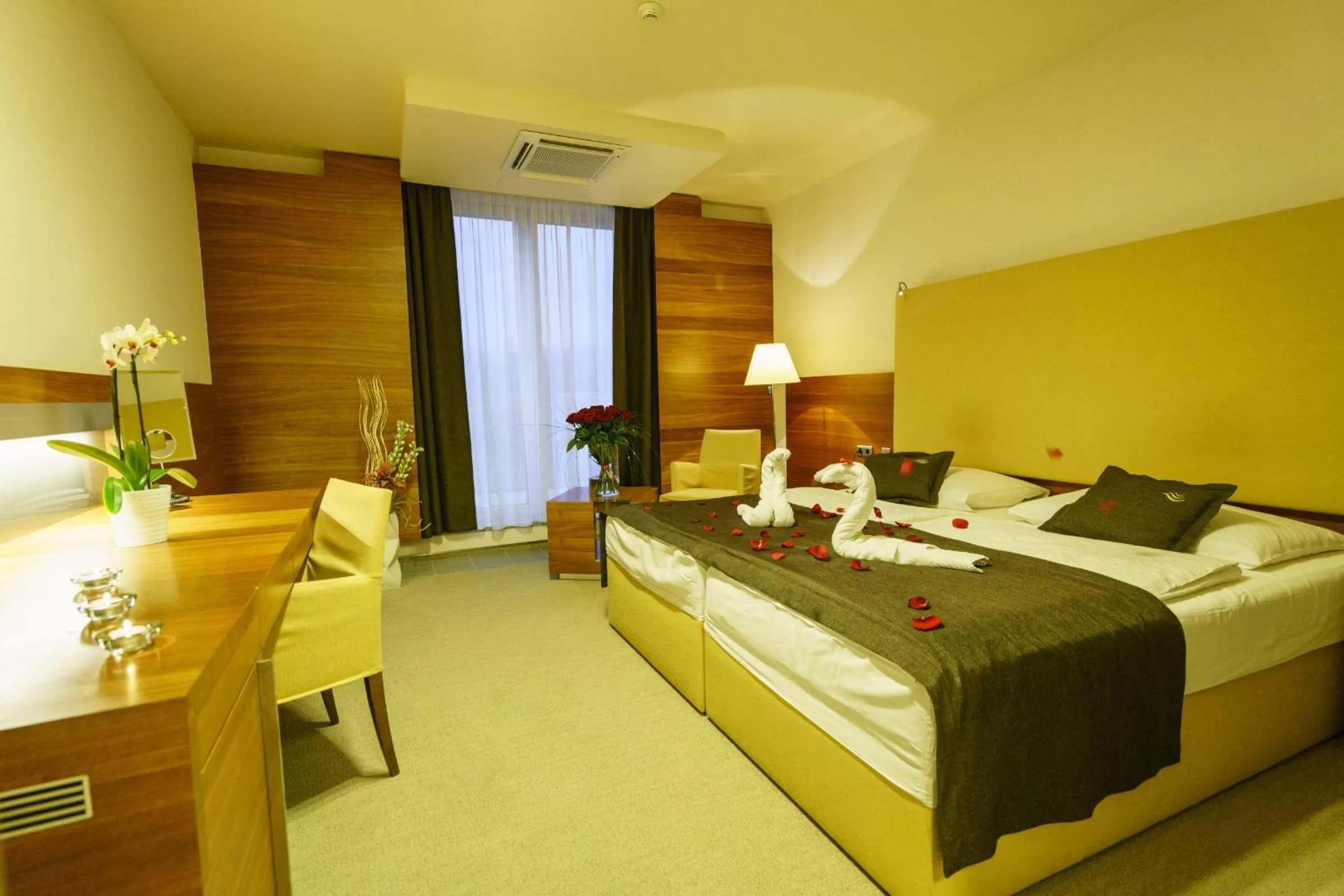 Bedroom, Bed in Hotel AquaCity Mountain View