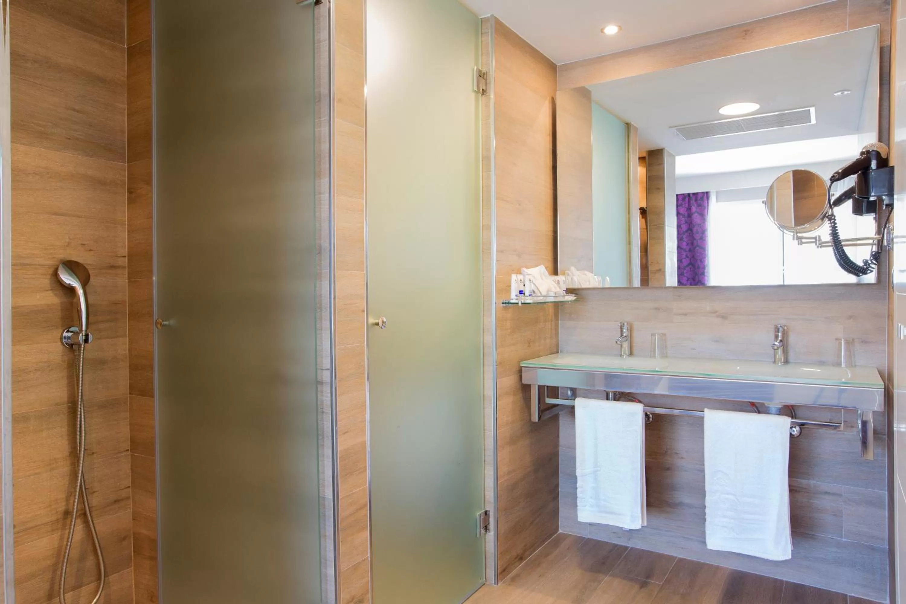 Shower in Mar Hotels Playa Mar & Spa