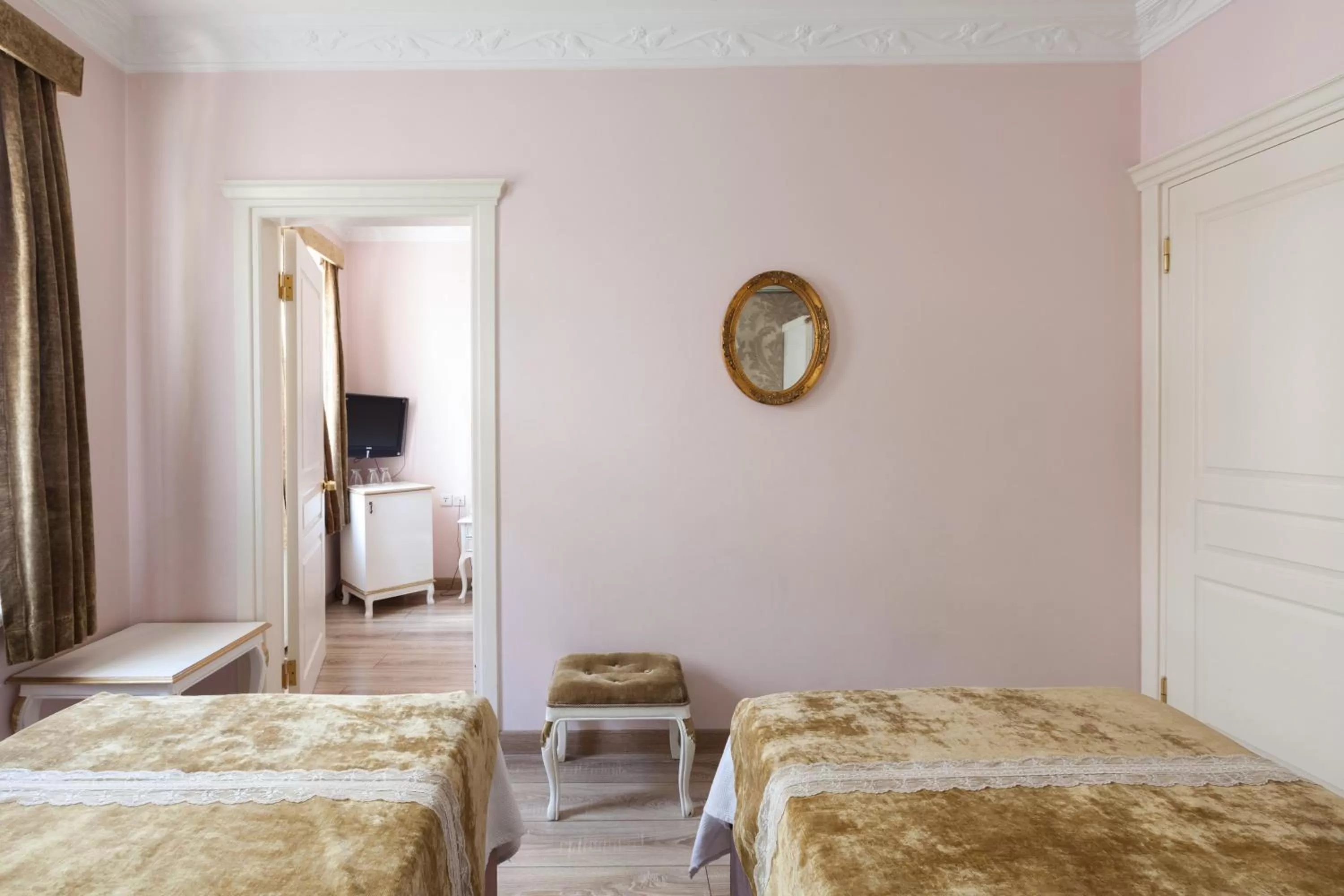 Photo of the whole room, Bed in Romantic Hotel Istanbul