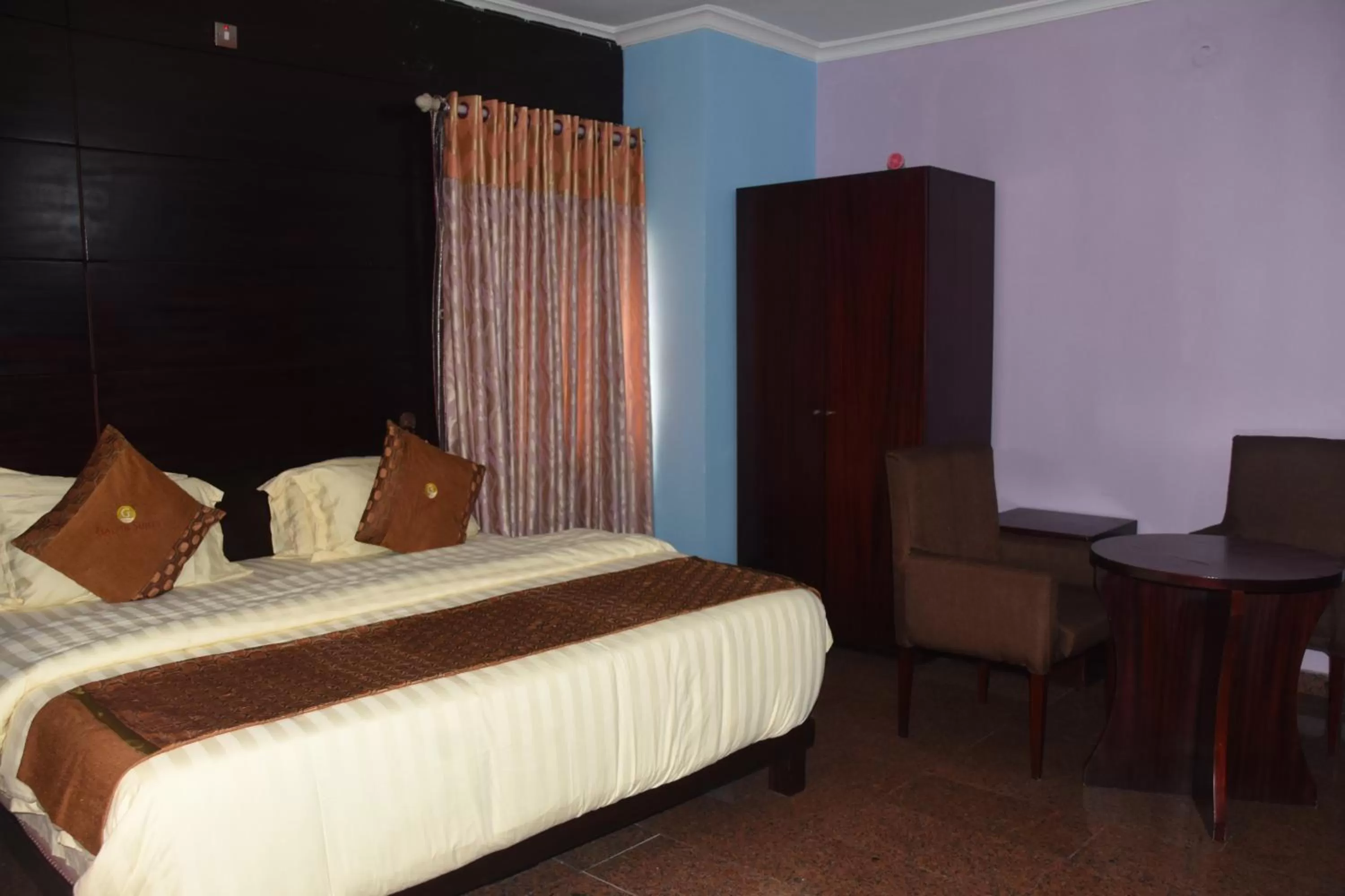 Bedroom, Bed in Galpin Suites