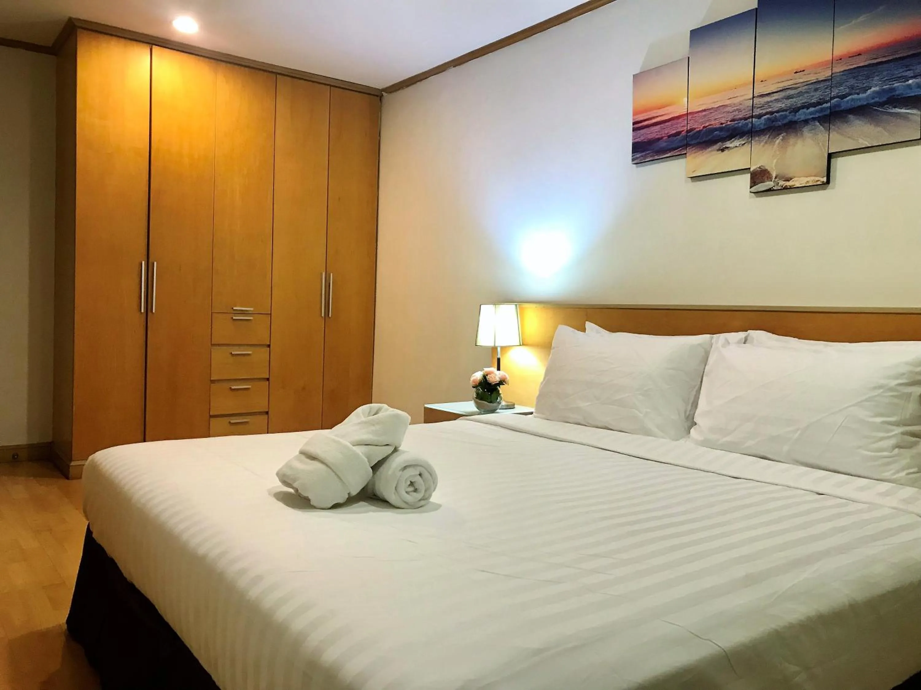 Bedroom, Bed in Twin Peaks Sukhumvit Suites