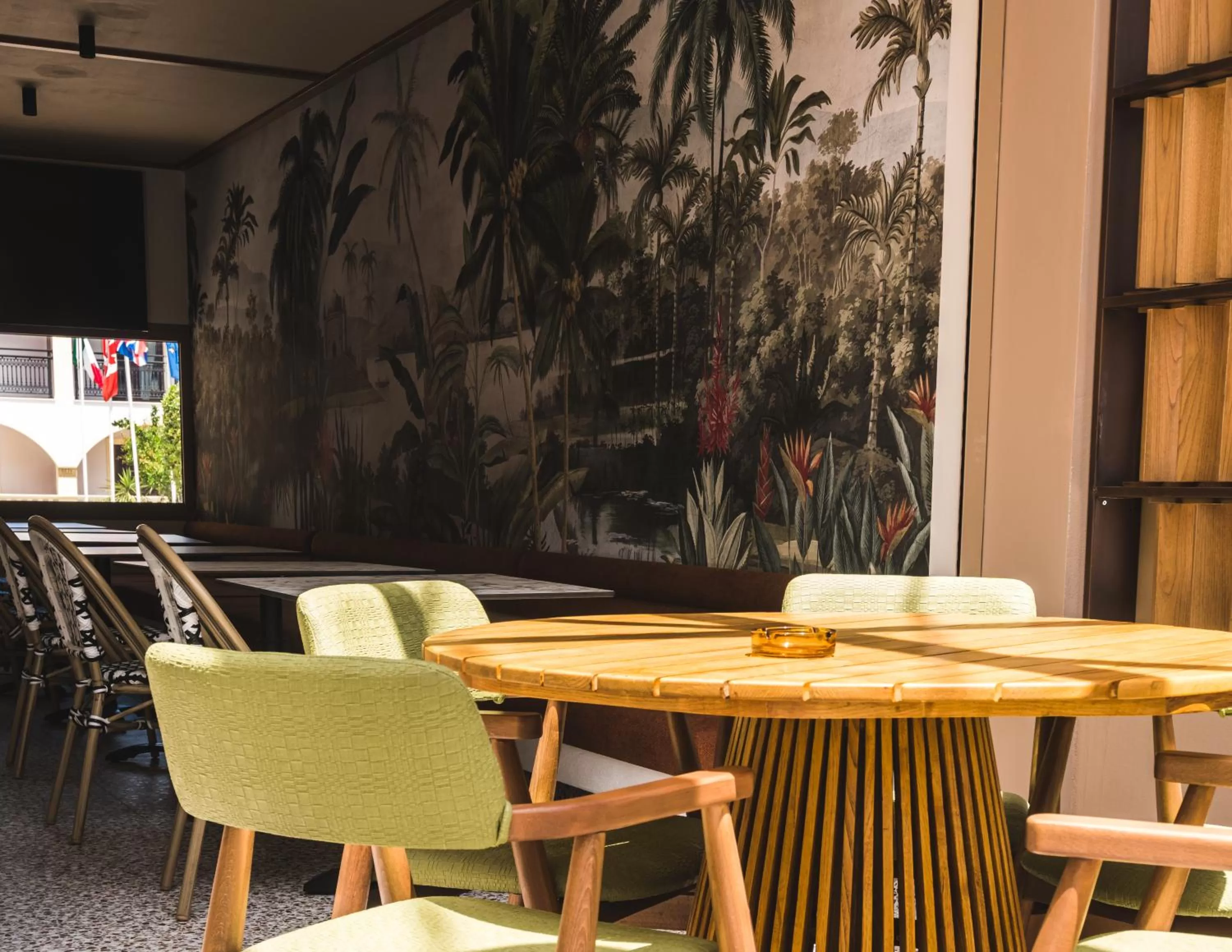 Restaurant/places to eat in Canadian Hotel