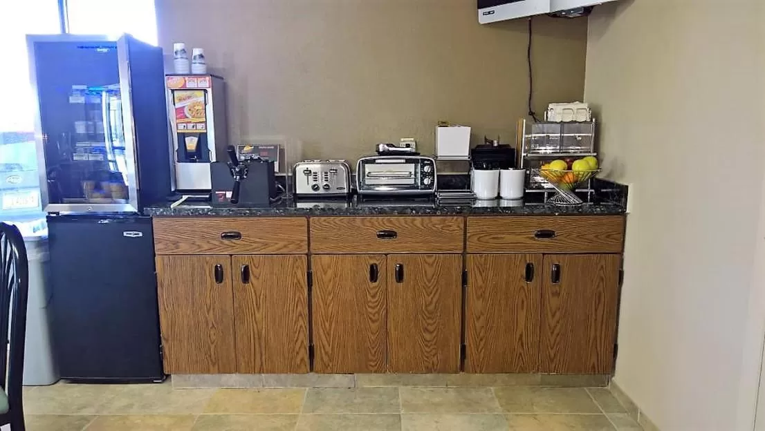 Coffee/tea facilities in Super 8 by Wyndham Dillon