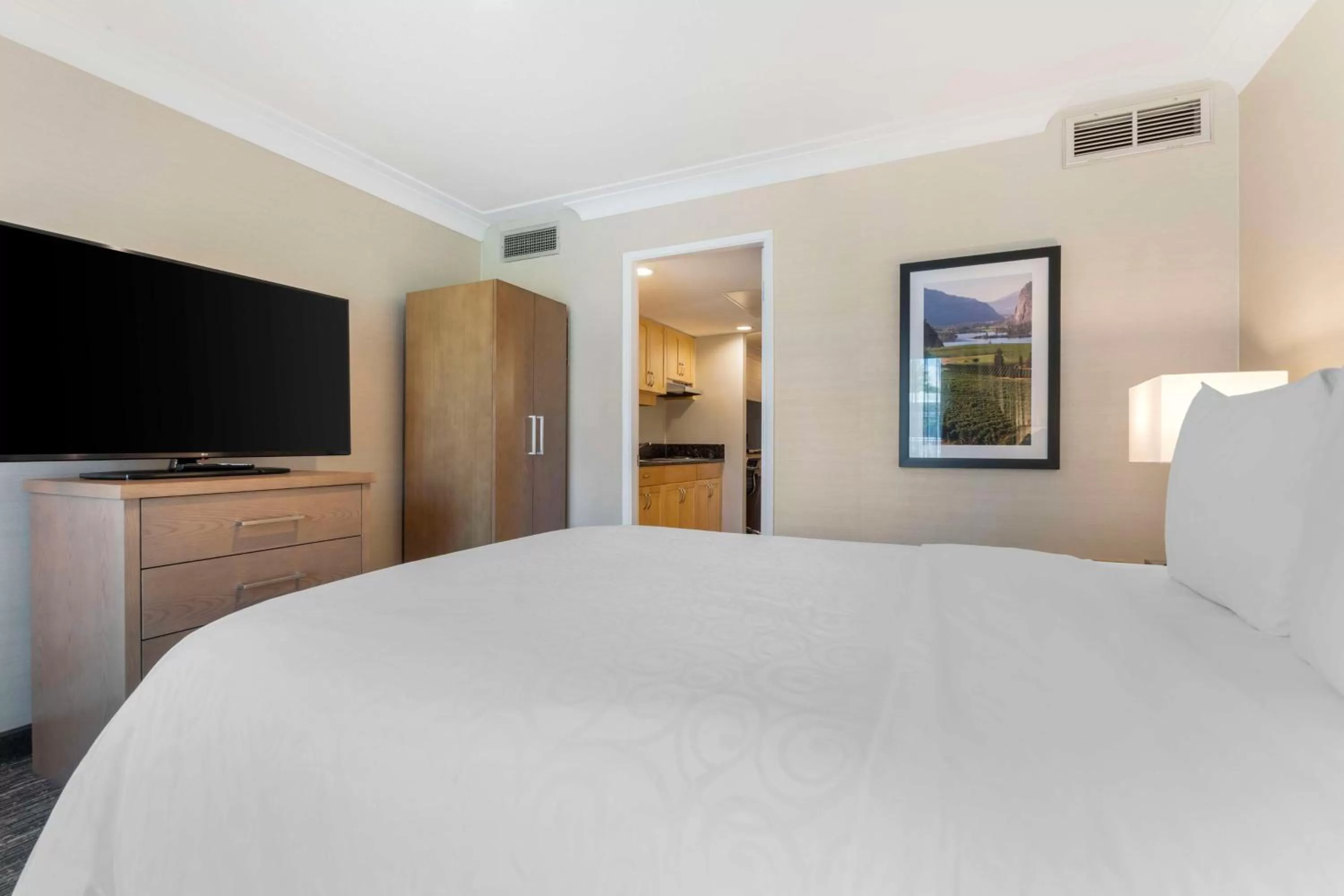 Queen Suite with Balcony - Non-Smoking in Best Western Plus Kelowna Hotel & Suites