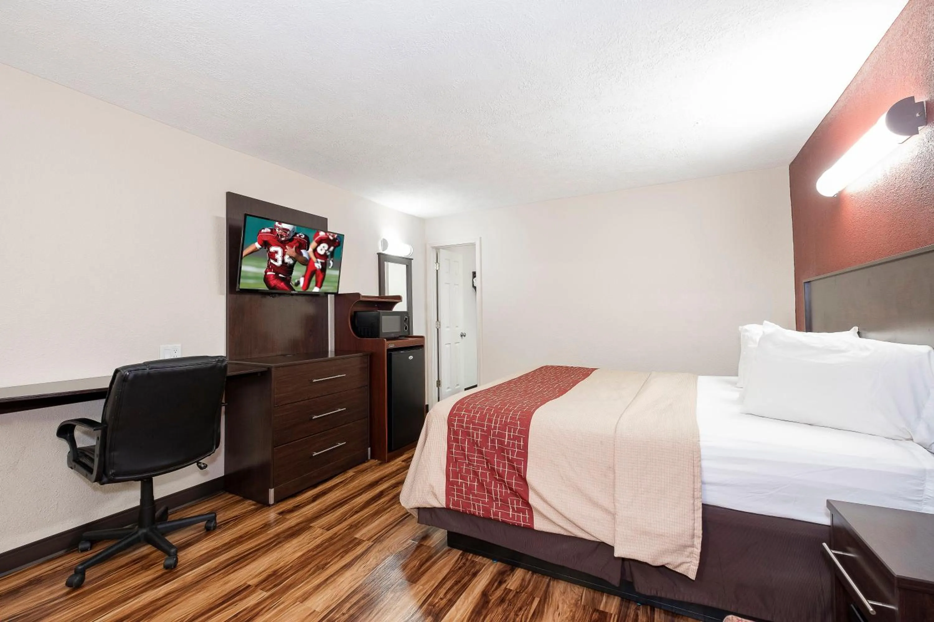 Photo of the whole room in Red Roof Inn Starkville - University