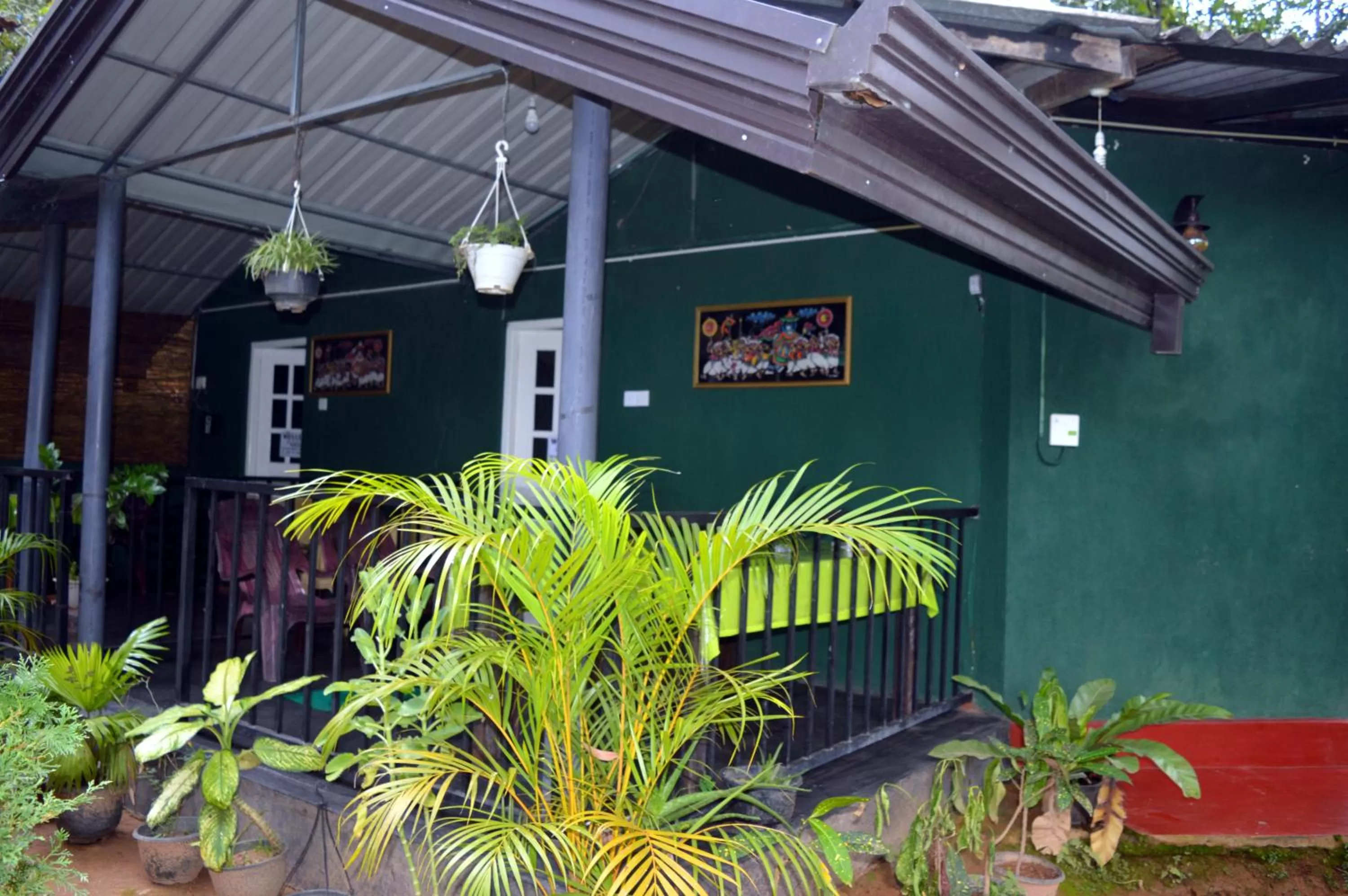Facade/entrance in Green Lantern Inn