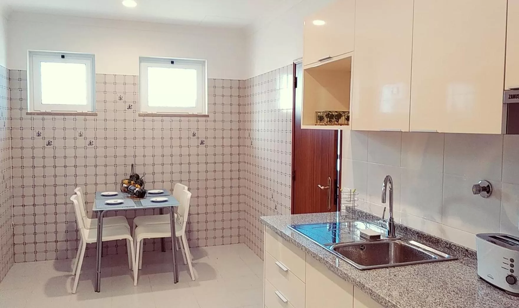 Kitchen or kitchenette in Vila Milreu Guest House