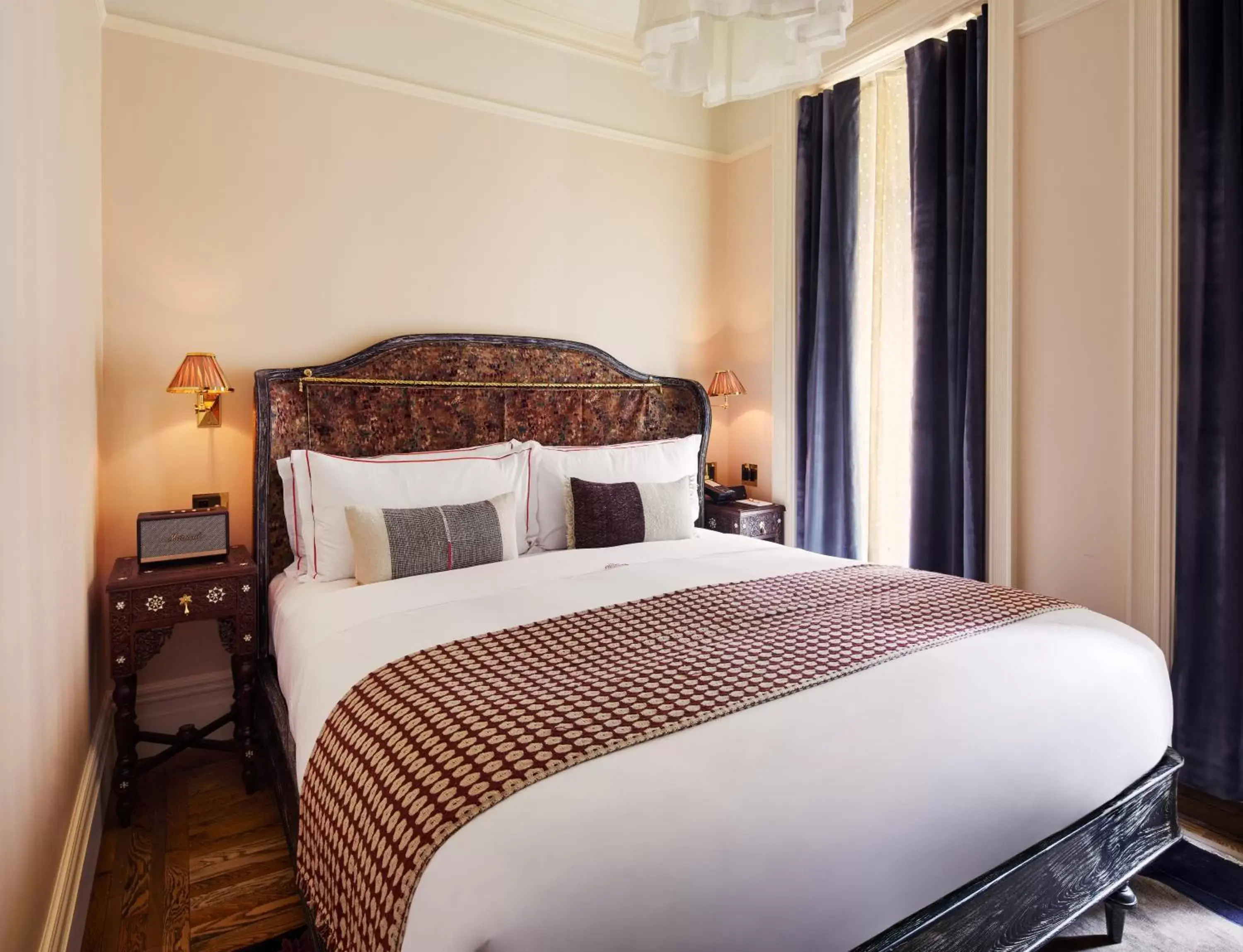 Petite King in The Hotel Chelsea Petite King in The Hotel Chelsea