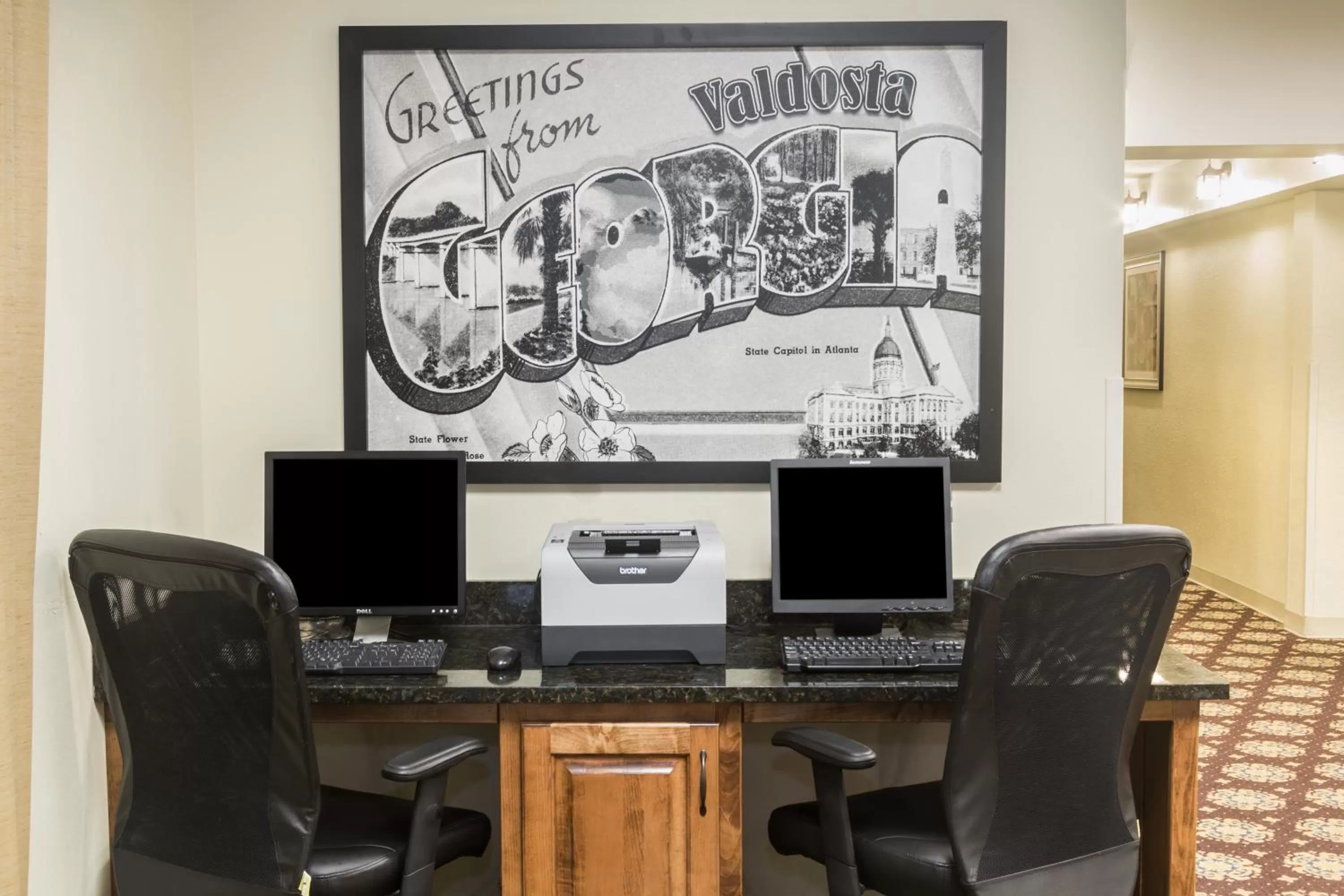 TV and multimedia in Days Inn by Wyndham Valdosta/Near Valdosta Mall