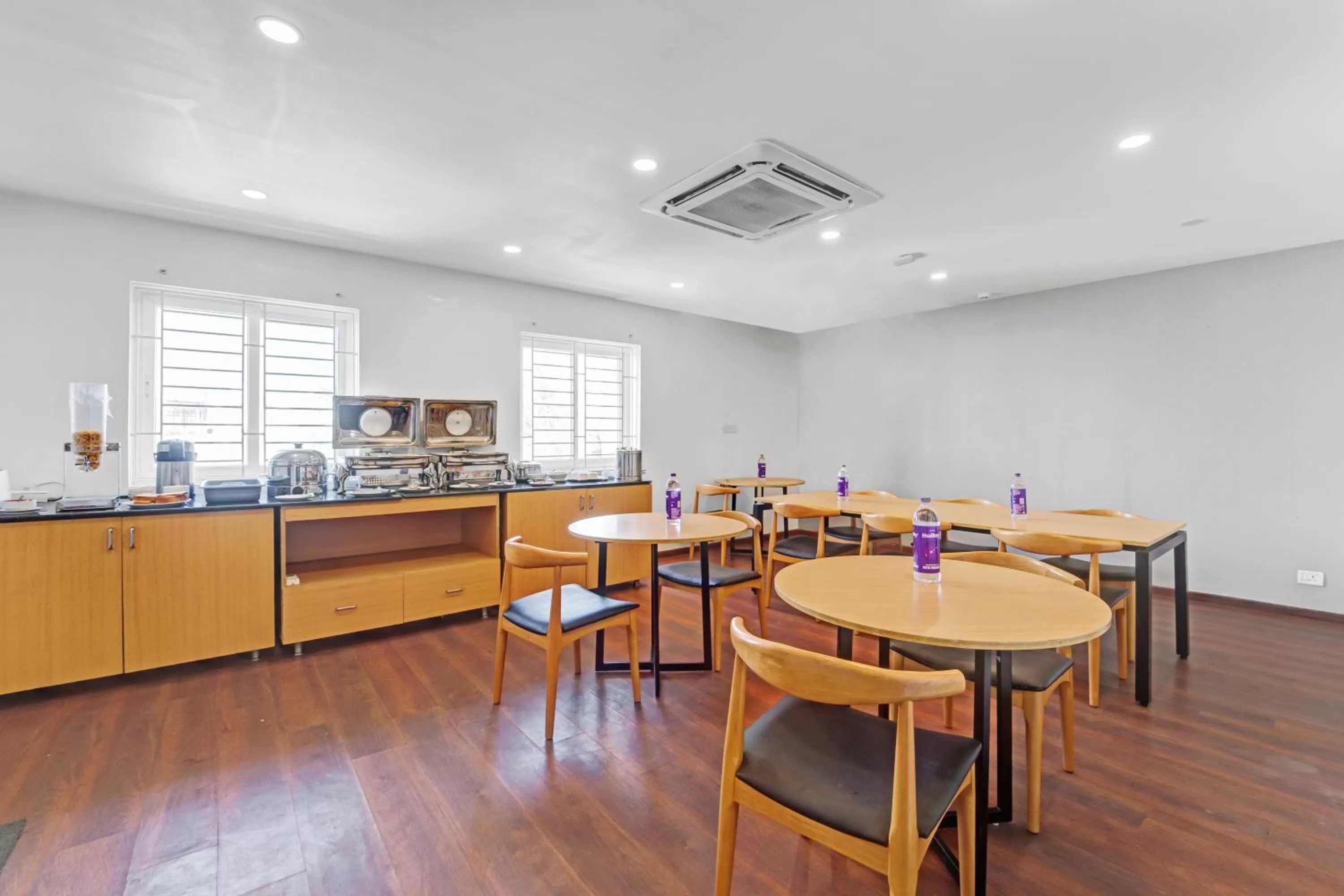 Restaurant/places to eat in UPAR Hotels Thoraipakkam, OMR